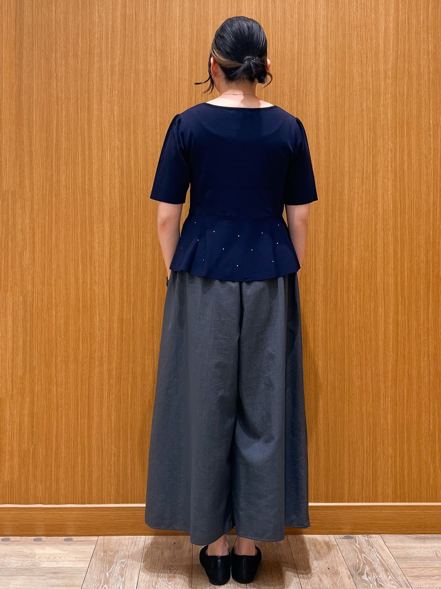 aさんの「OPAQUE.CLIP｜【UVケア】ビジューペプラムニット《洗濯機OK》」を使ったコーディネート