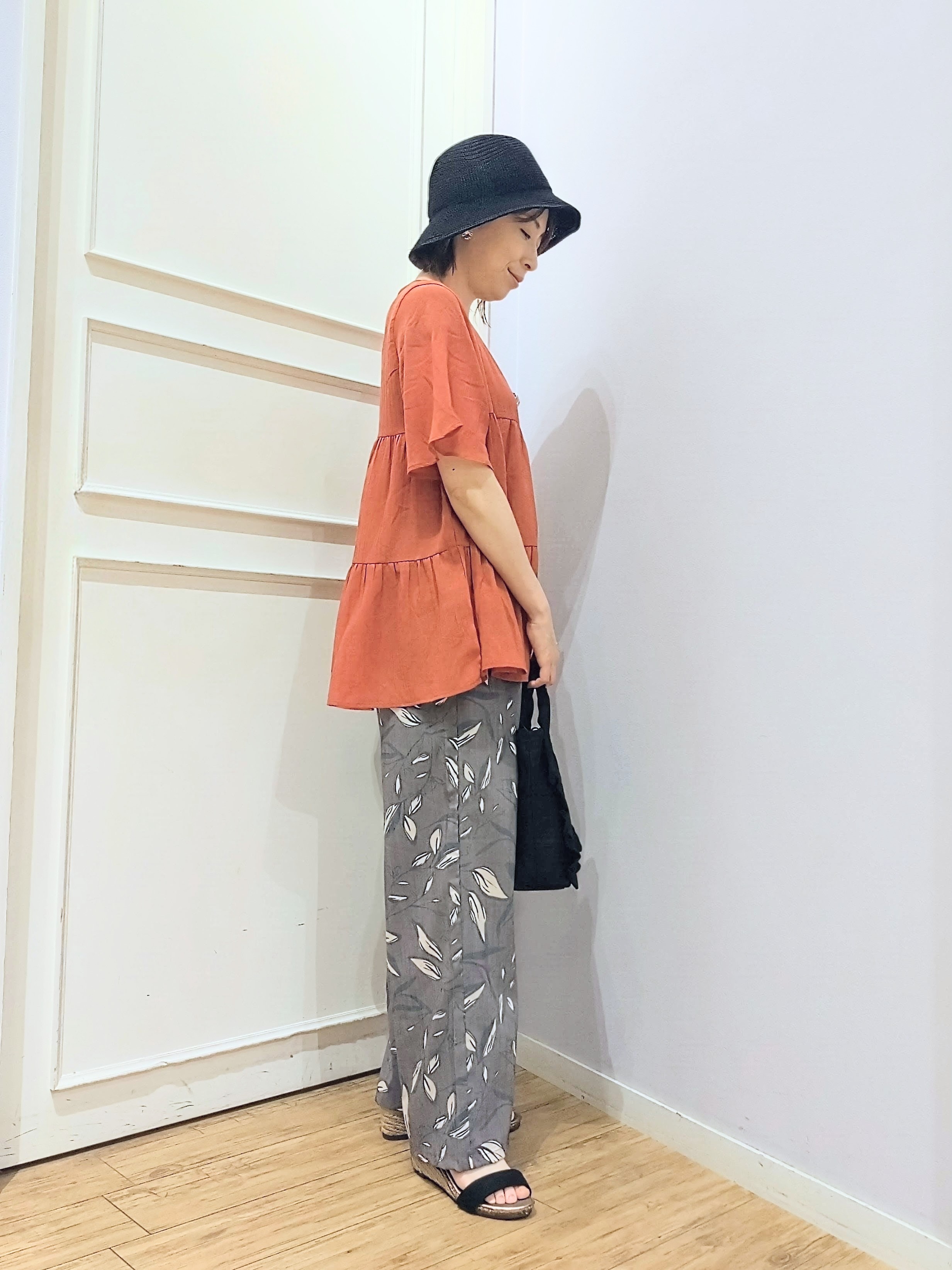 miomioさんの「SHOO･LA･RUE｜【洗濯機可/S-LL】インせず着られる シアー素材が上品なティアードブラウス」を使ったコーディネート