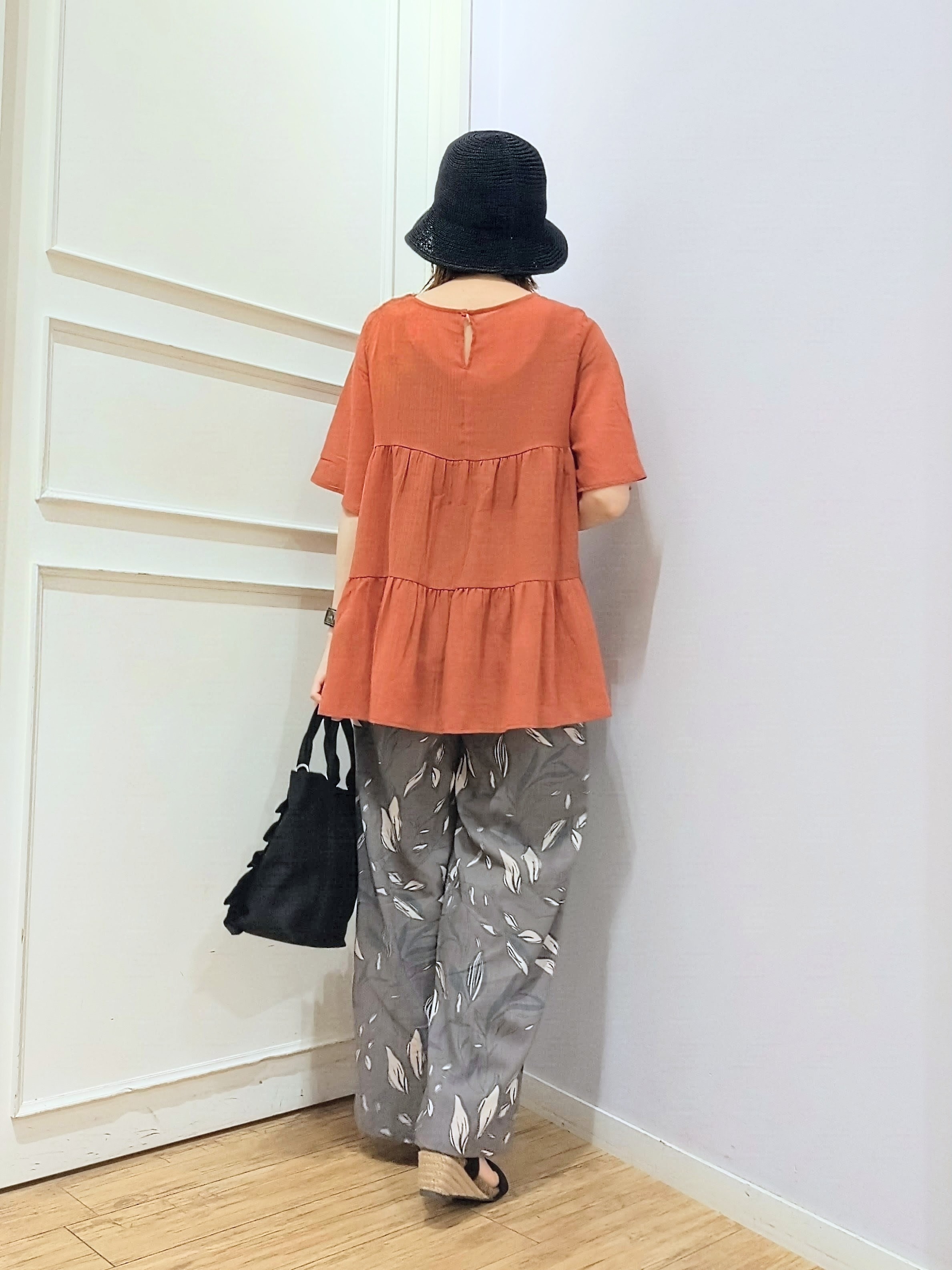 miomioさんの「SHOO･LA･RUE｜【洗濯機可/S-LL】インせず着られる シアー素材が上品なティアードブラウス」を使ったコーディネート
