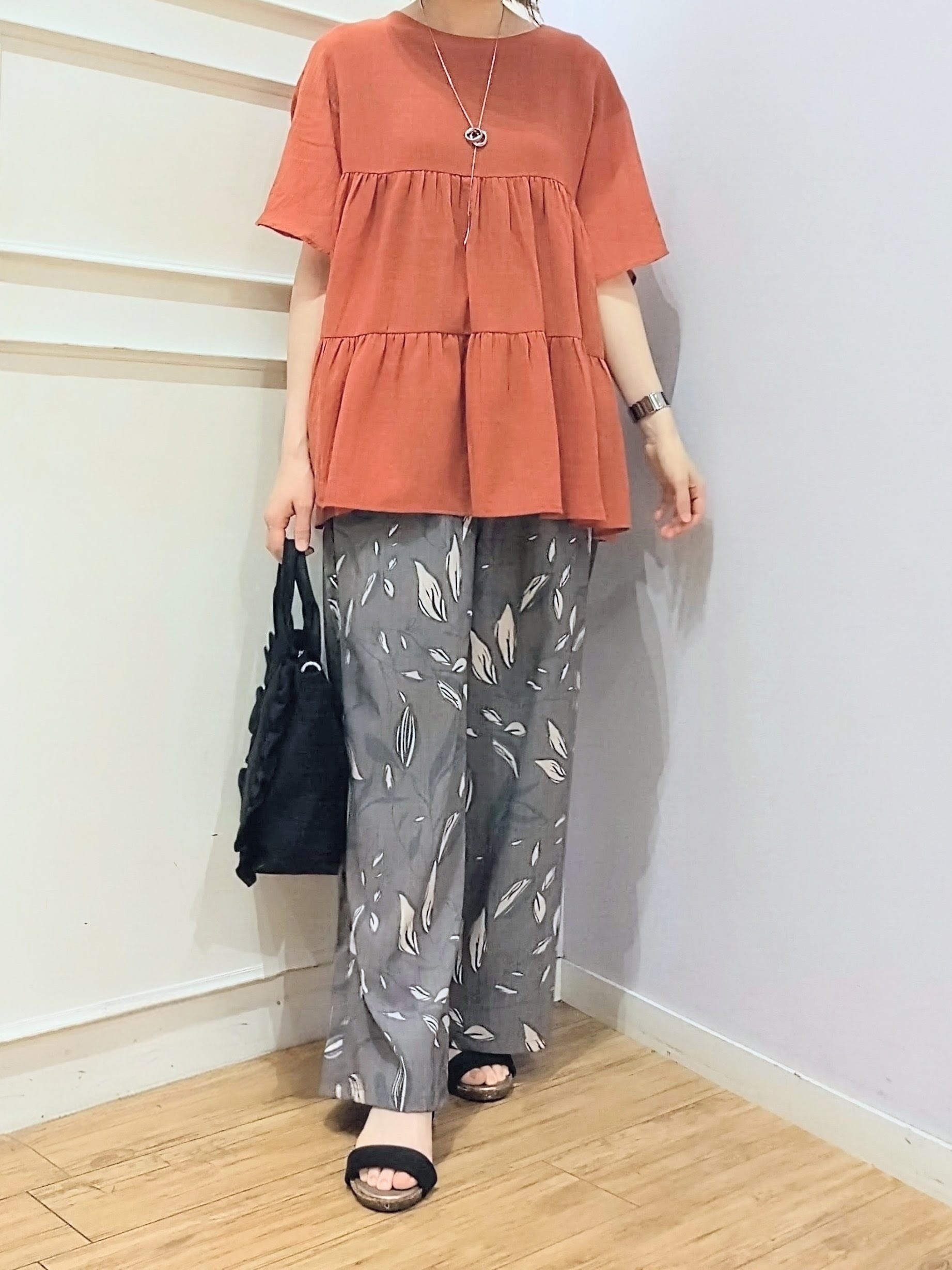 miomioさんの「SHOO･LA･RUE｜【洗濯機可/S-LL】インせず着られる シアー素材が上品なティアードブラウス」を使ったコーディネート
