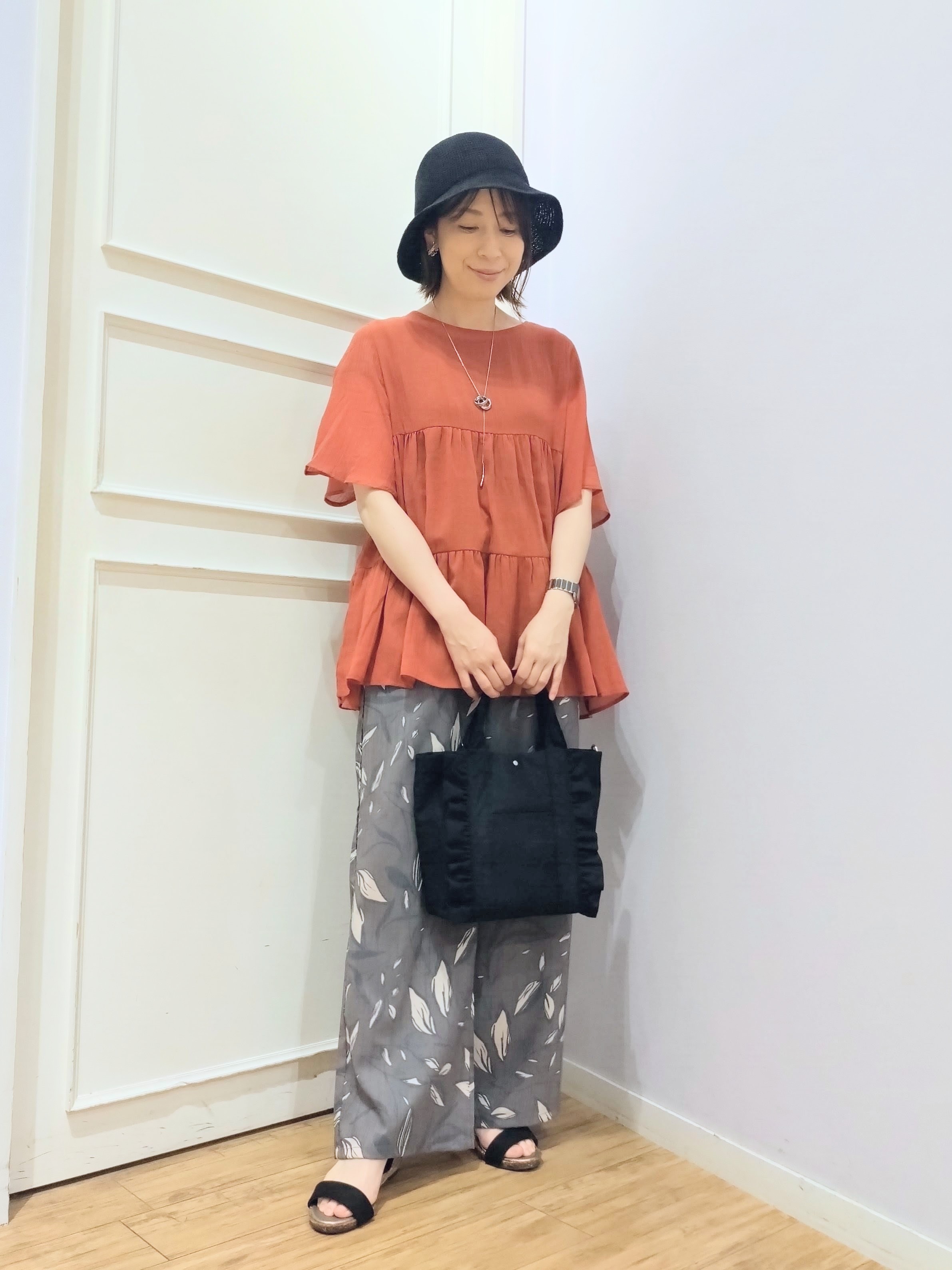 miomioさんの「SHOO･LA･RUE｜【洗濯機可/S-LL】インせず着られる シアー素材が上品なティアードブラウス」を使ったコーディネート