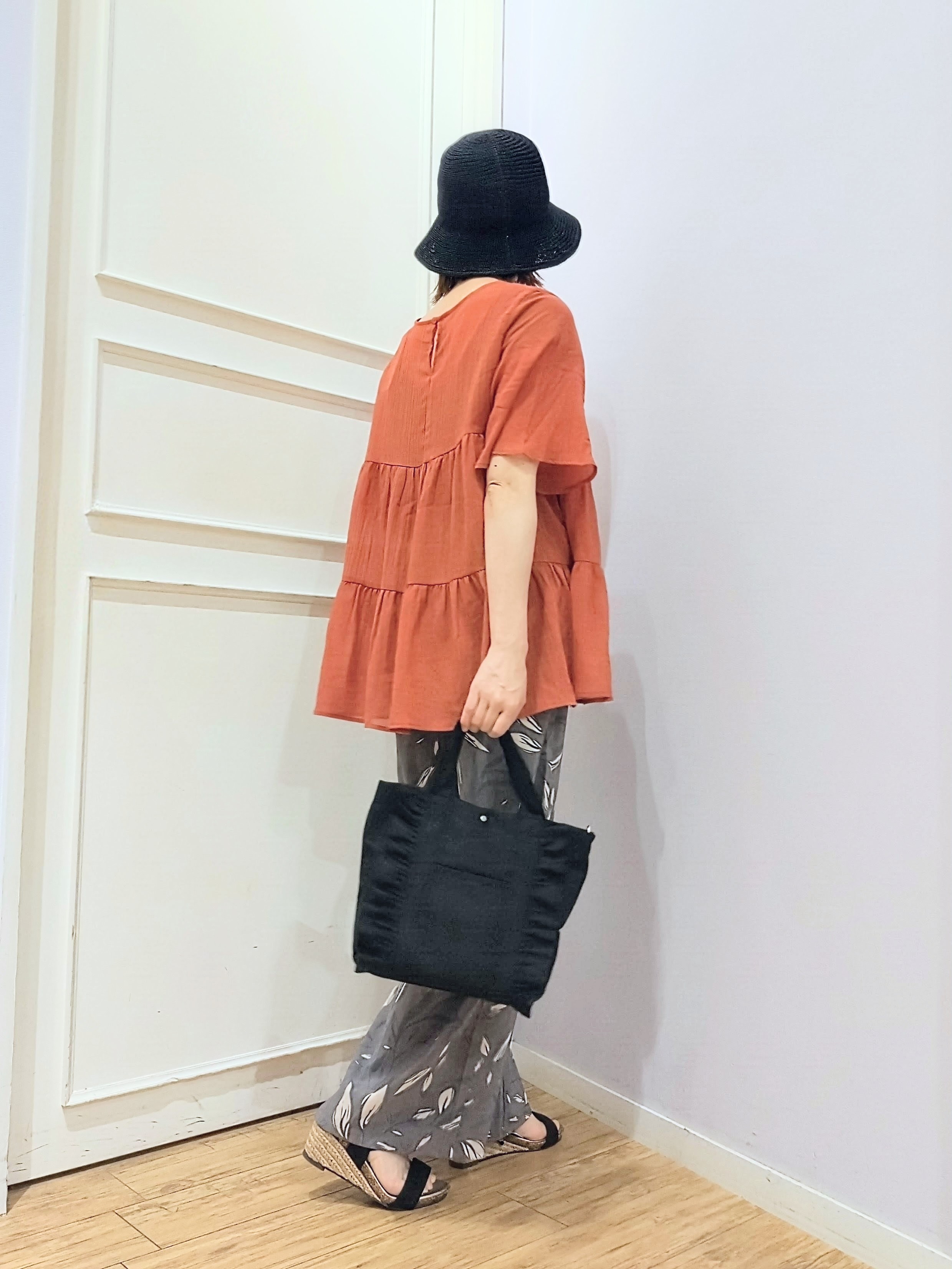 miomioさんの「SHOO･LA･RUE｜【洗濯機可/S-LL】インせず着られる シアー素材が上品なティアードブラウス」を使ったコーディネート
