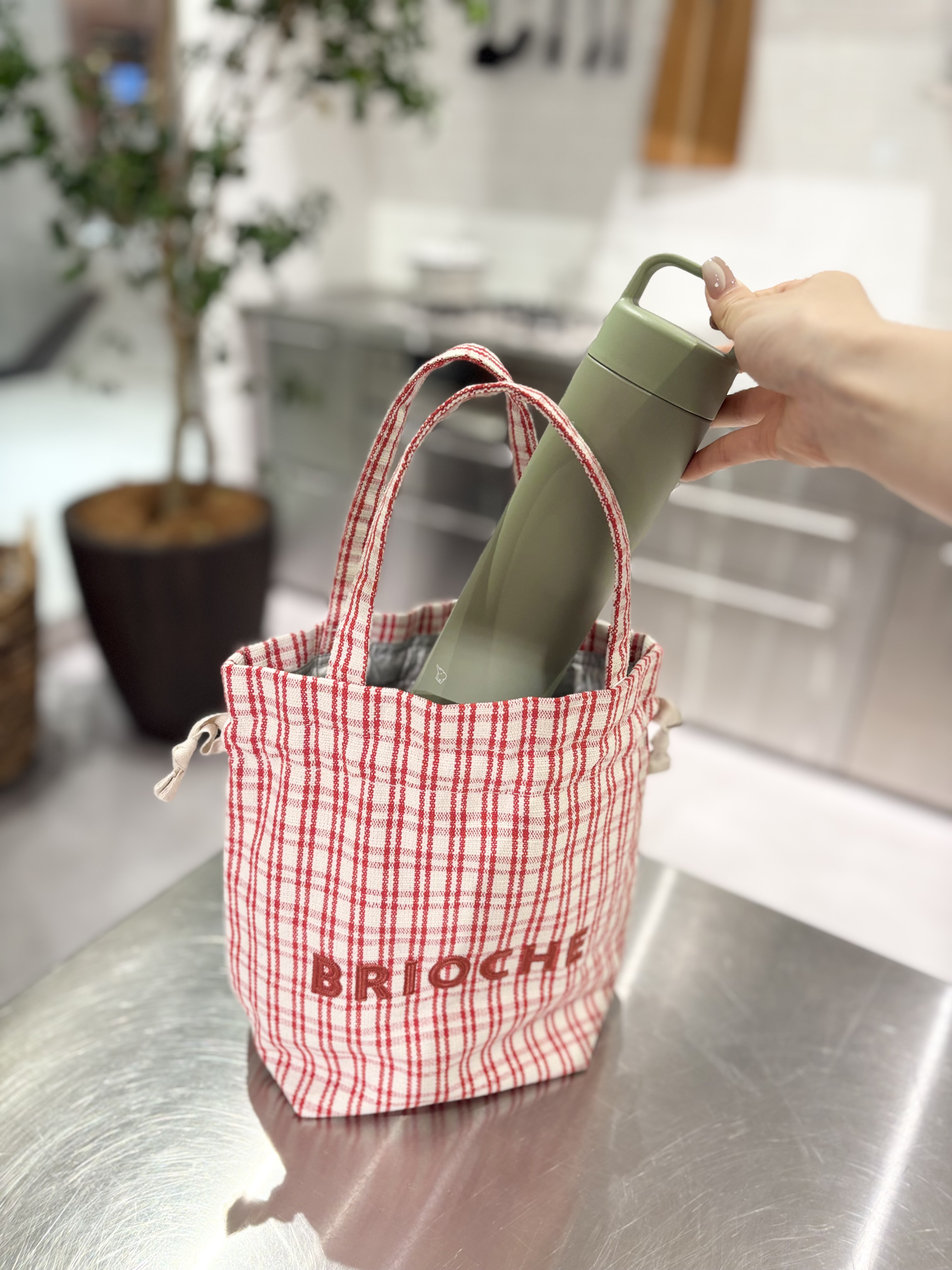 muuさんの「212 KITCHEN STORE｜フレンチエピスリークール巾着トート CHECK/BLACK」を使ったコーディネート