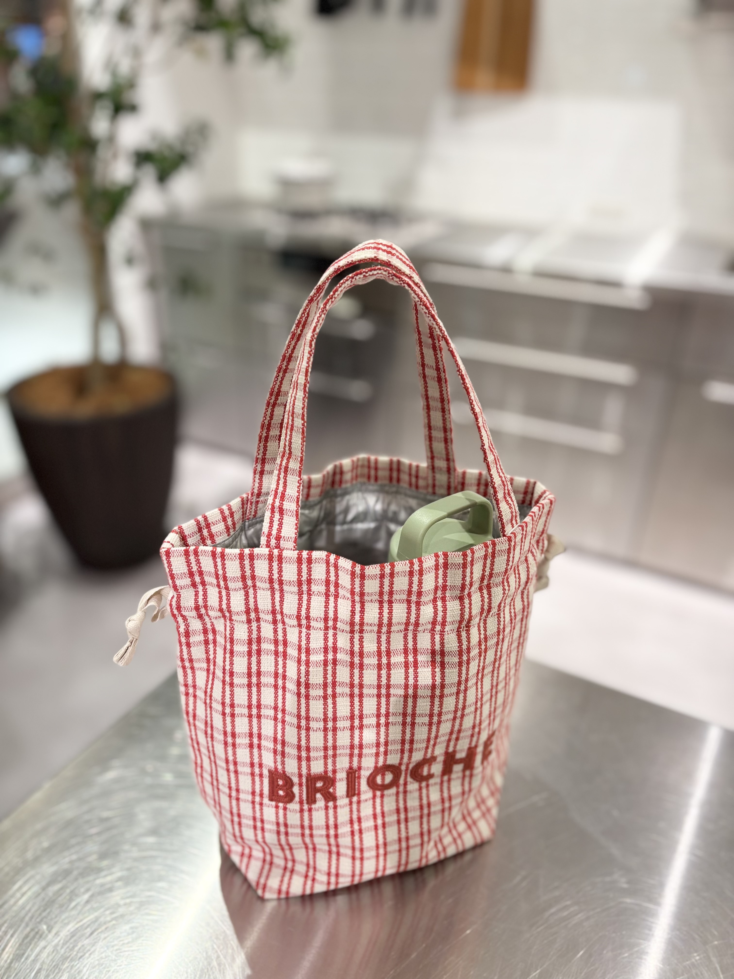 muuさんの「212 KITCHEN STORE｜フレンチエピスリークール巾着トート CHECK/BLACK」を使ったコーディネート
