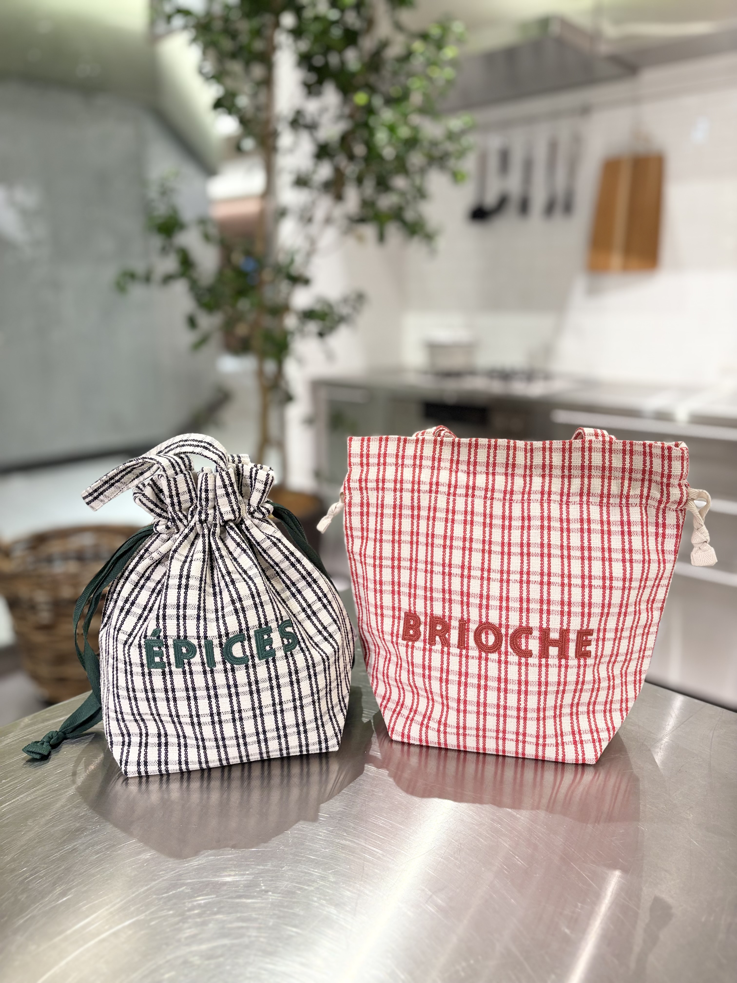muuさんの「212 KITCHEN STORE｜フレンチエピスリークール巾着トート CHECK/BLACK」を使ったコーディネート