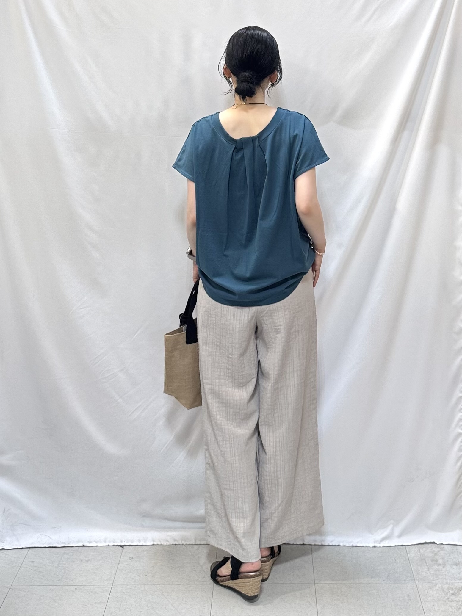 𝐇𝐢𝐫𝐨𝐦𝐢さんの「SHOO･LA･RUE｜【洗濯機可/選べる5色】ウエスト総ゴムでらくちん シボシボイージーワイドパンツ」を使ったコーディネート