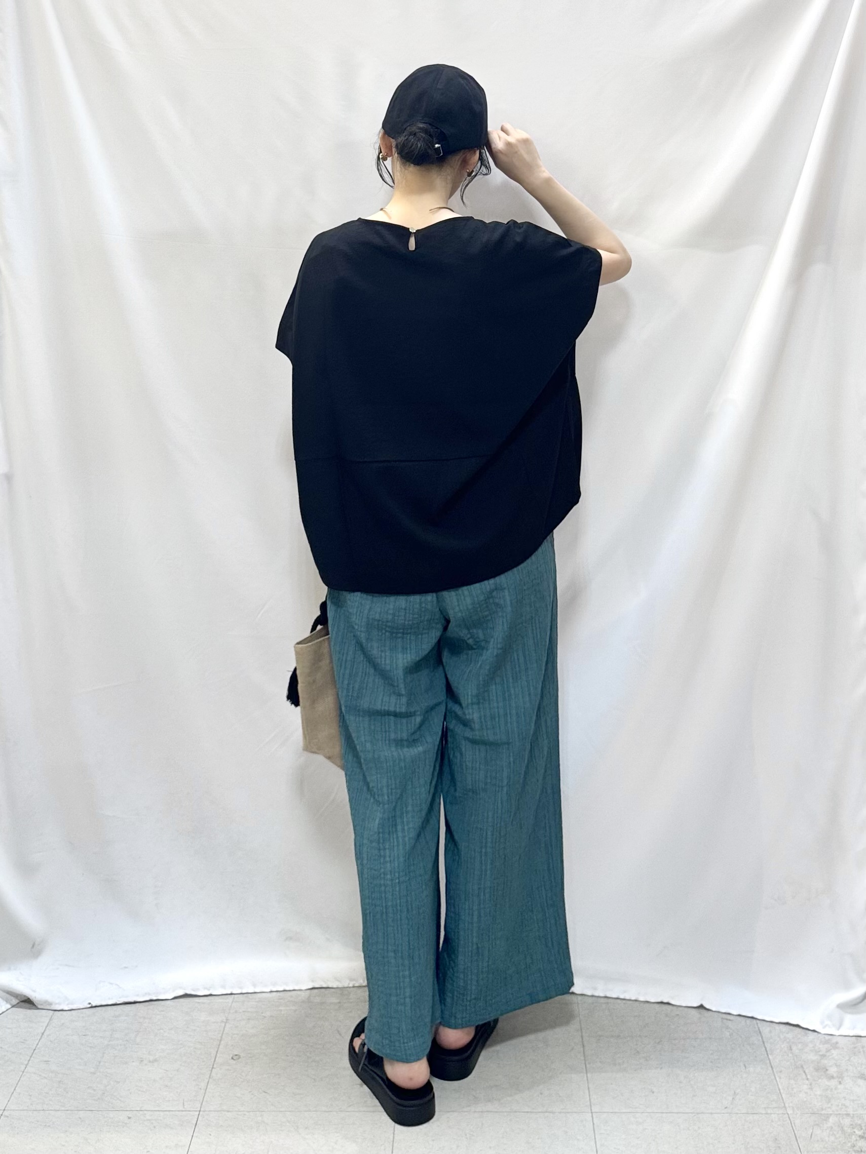 𝐇𝐢𝐫𝐨𝐦𝐢さんの「SHOO･LA･RUE｜【洗濯機可/セットアップ可】軽凛(かろりん) シンプル上品 ひんやり切替コクーントップス」を使ったコーディネート
