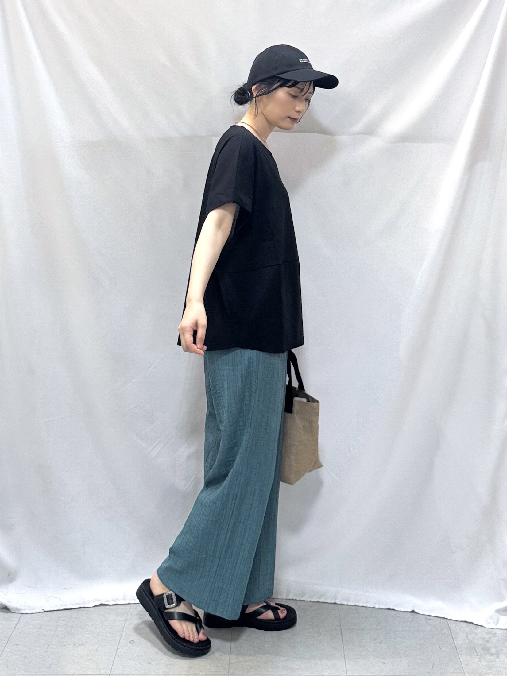 𝐇𝐢𝐫𝐨𝐦𝐢さんの「SHOO･LA･RUE｜【洗濯機可/セットアップ可】軽凛(かろりん) シンプル上品 ひんやり切替コクーントップス」を使ったコーディネート