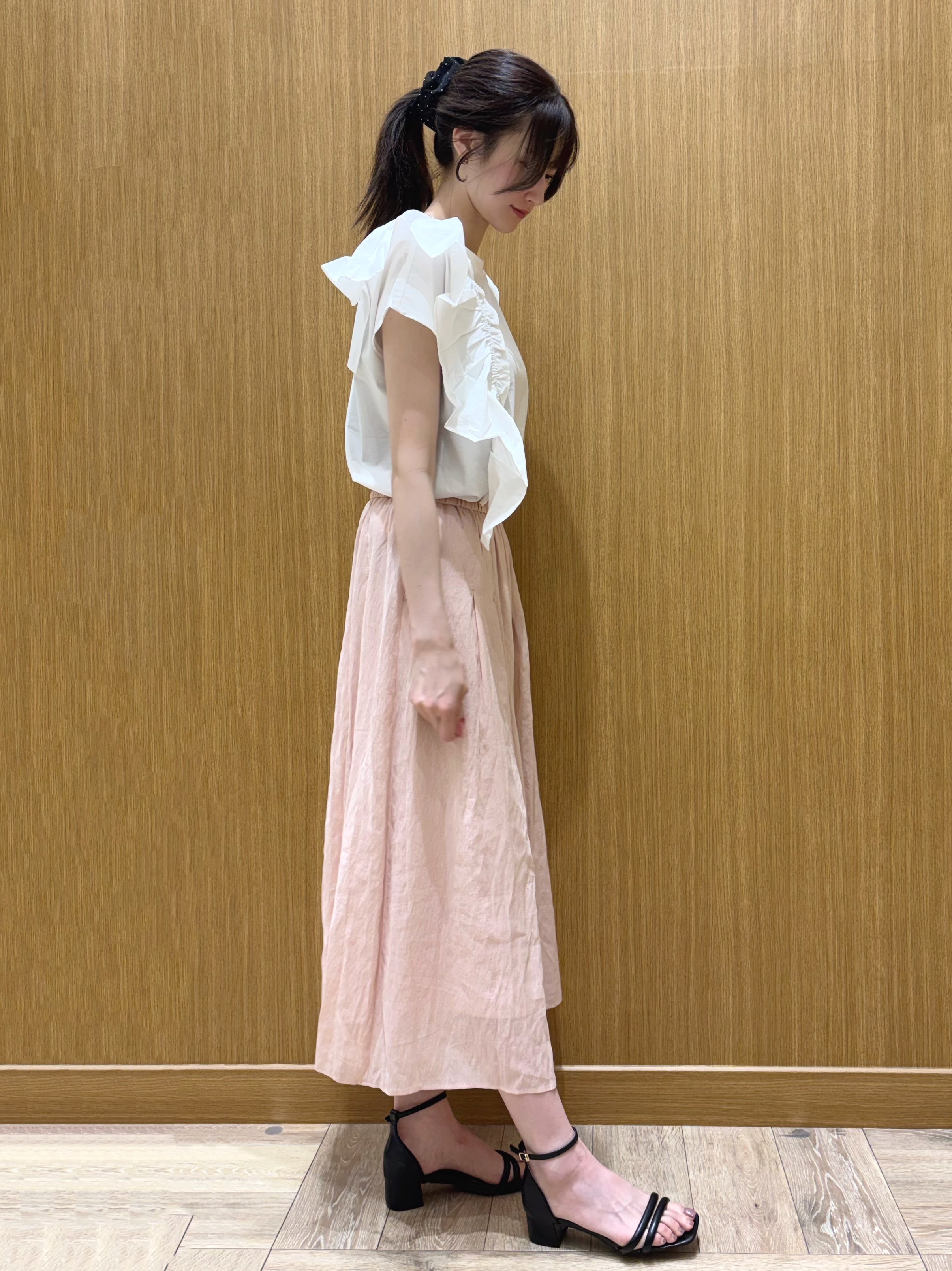 memeさんの「OPAQUE.CLIP｜【UVケア／接触冷感】アシメフリルドッキングカットソー《洗濯機OK》」を使ったコーディネート