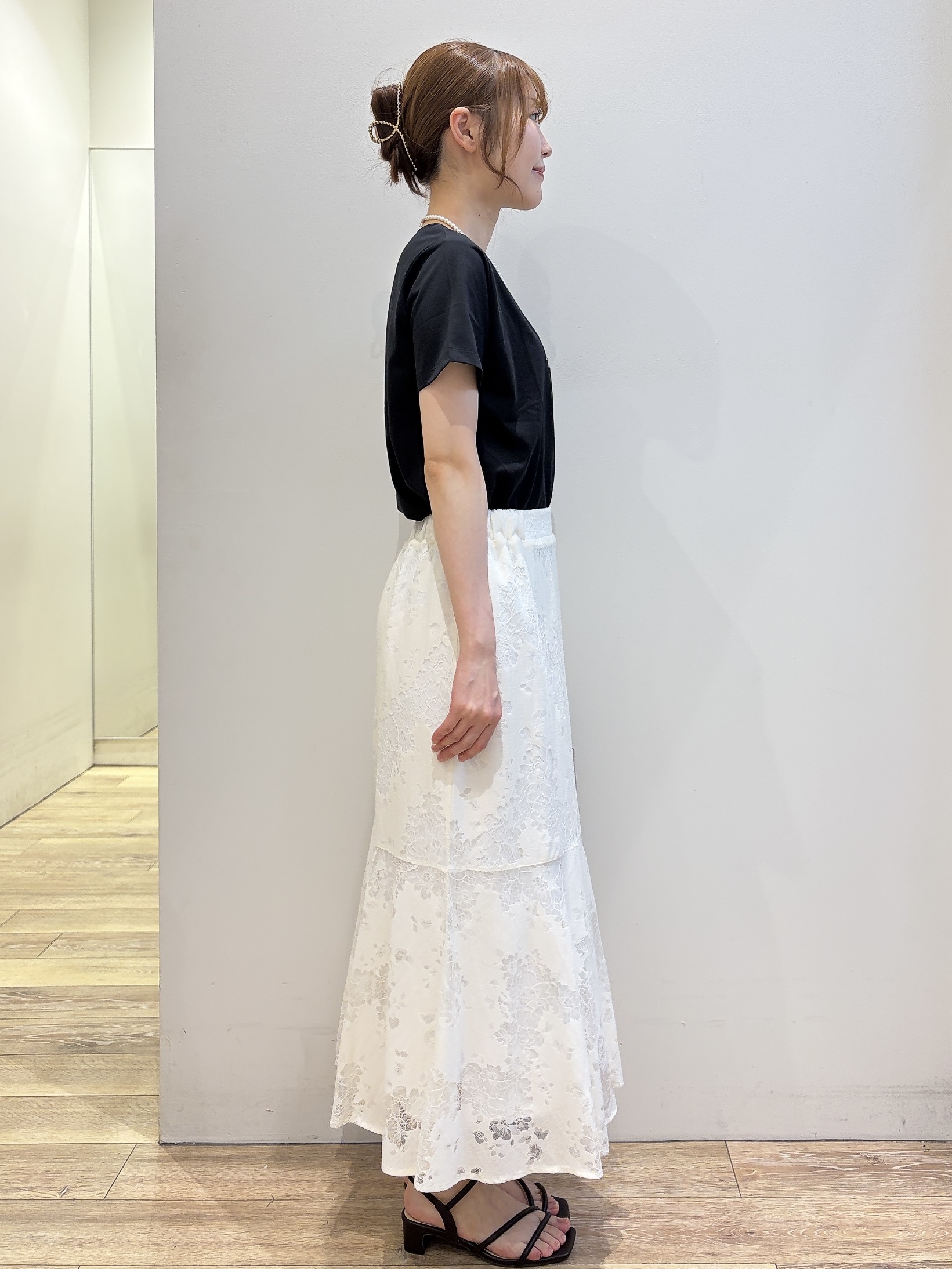MOMOさんの「index｜【接触冷感／UVケア】裾レースロゴTシャツ《洗濯機OK》」を使ったコーディネート