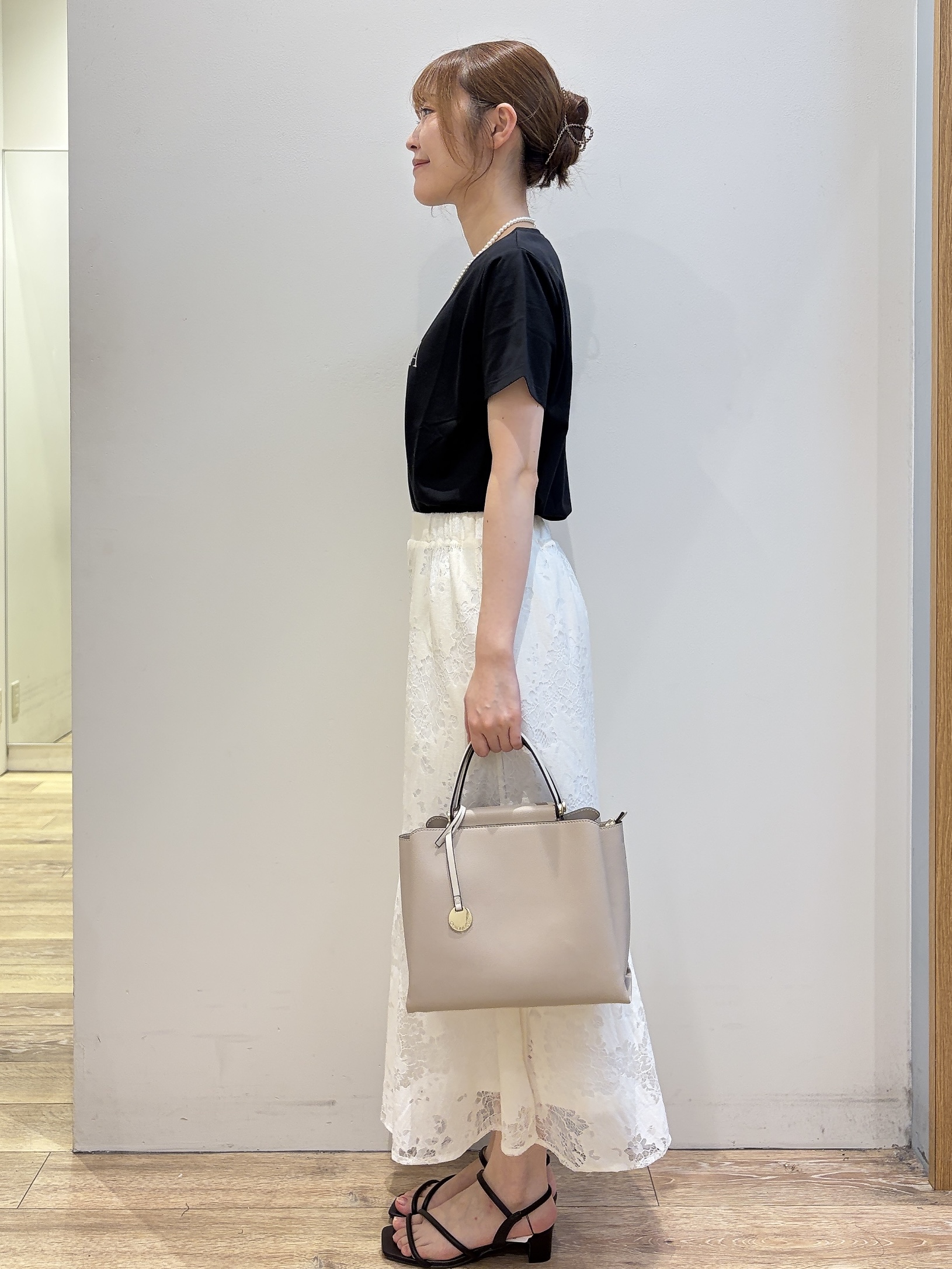 MOMOさんの「index｜【接触冷感／UVケア】裾レースロゴTシャツ《洗濯機OK》」を使ったコーディネート