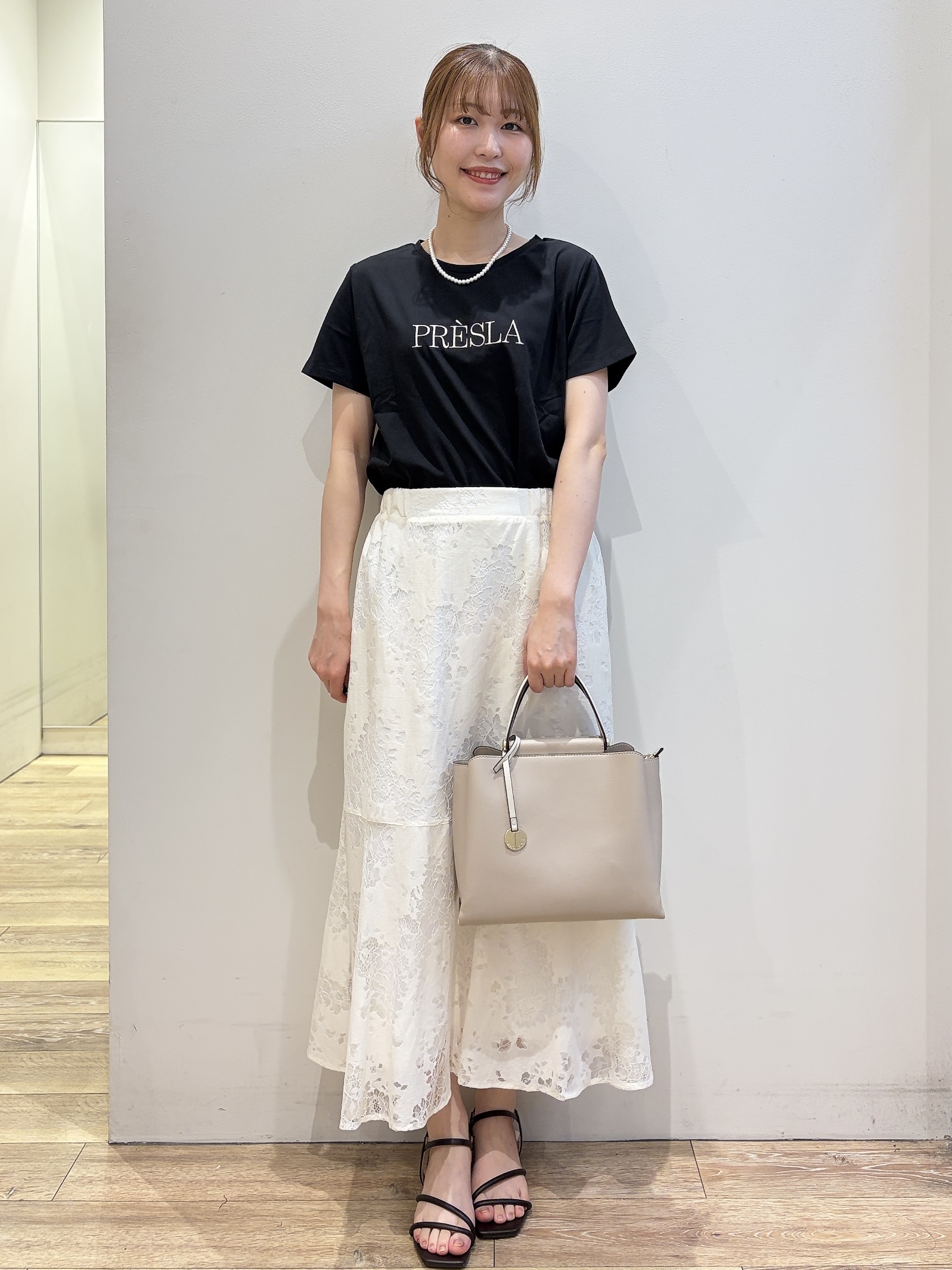 MOMOさんの「index｜【接触冷感／UVケア】裾レースロゴTシャツ《洗濯機OK》」を使ったコーディネート