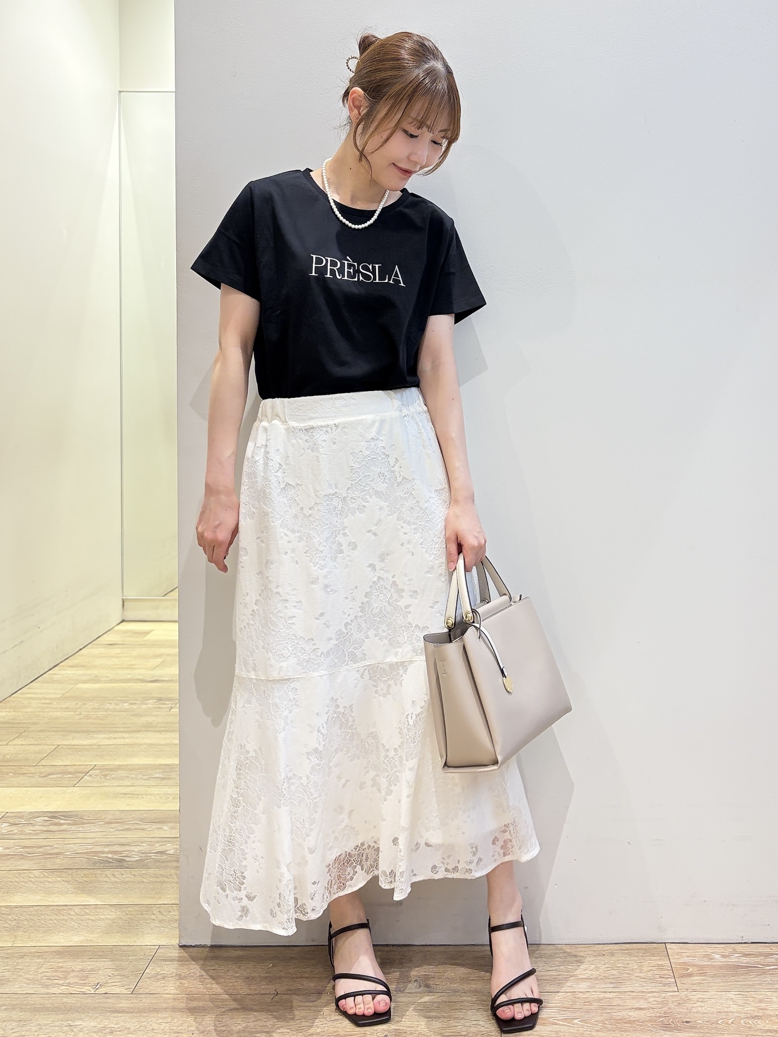 MOMOさんの「index｜【接触冷感／UVケア】裾レースロゴTシャツ《洗濯機OK》」を使ったコーディネート