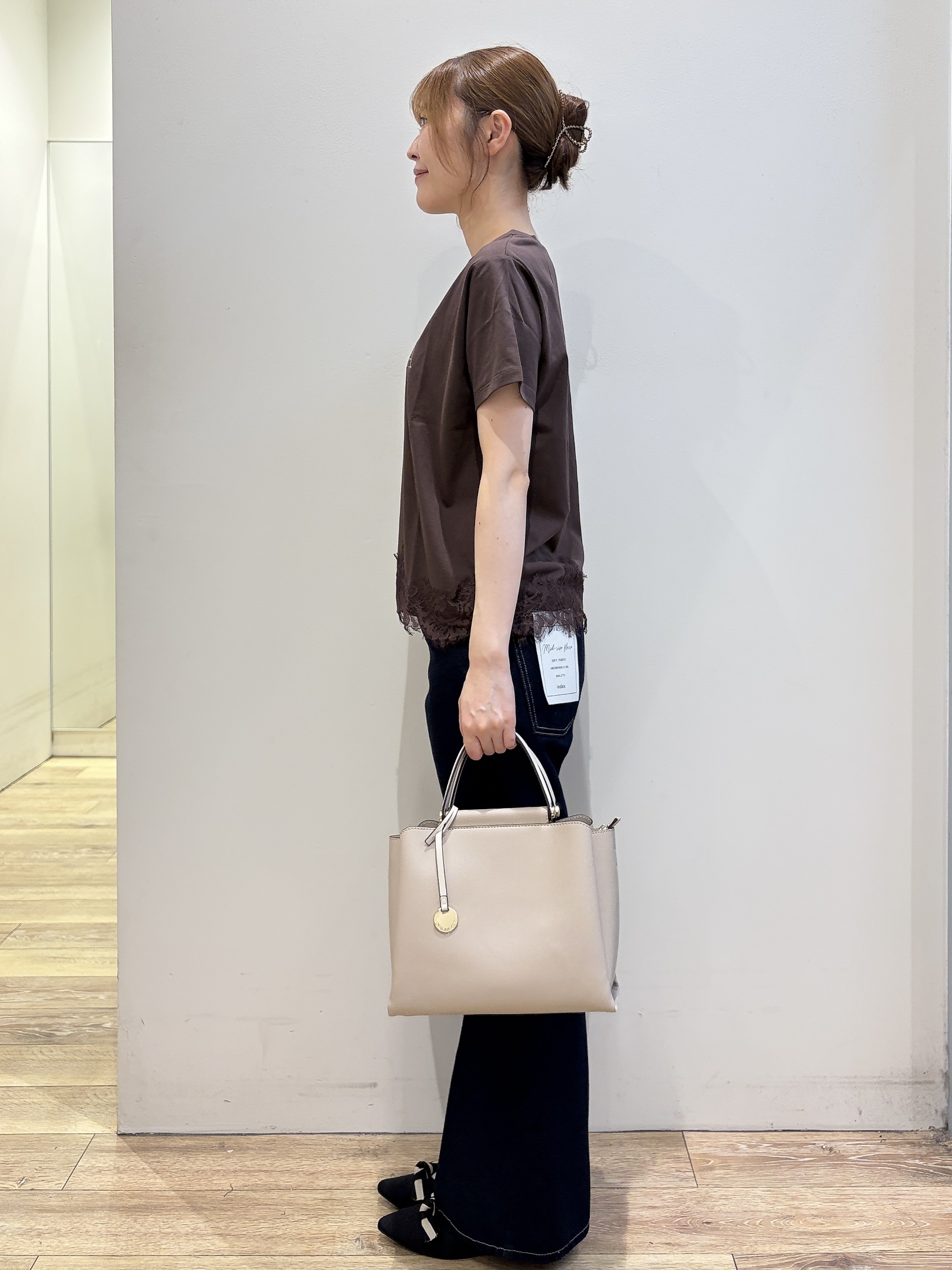 MOMOさんの「index｜【接触冷感／UVケア】裾レースロゴTシャツ《洗濯機OK／S-3L》」を使ったコーディネート