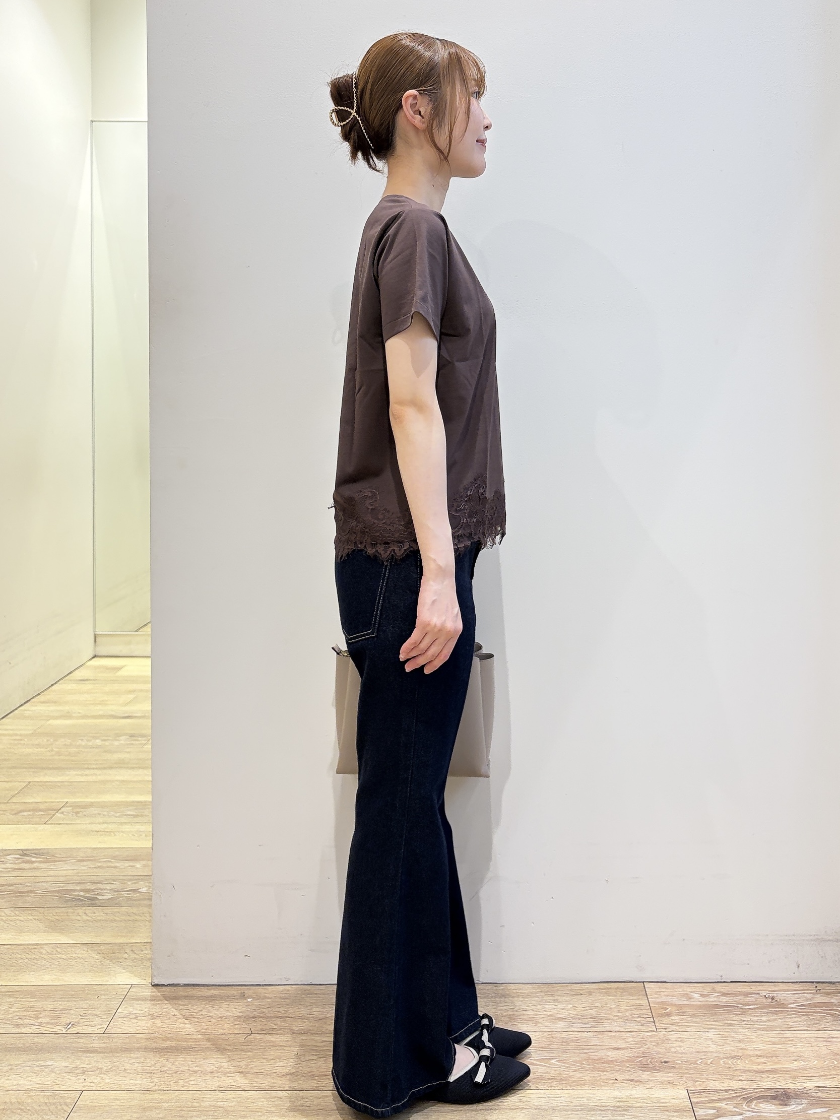 MOMOさんの「index｜【接触冷感／UVケア】裾レースロゴTシャツ《洗濯機OK／S-3L》」を使ったコーディネート