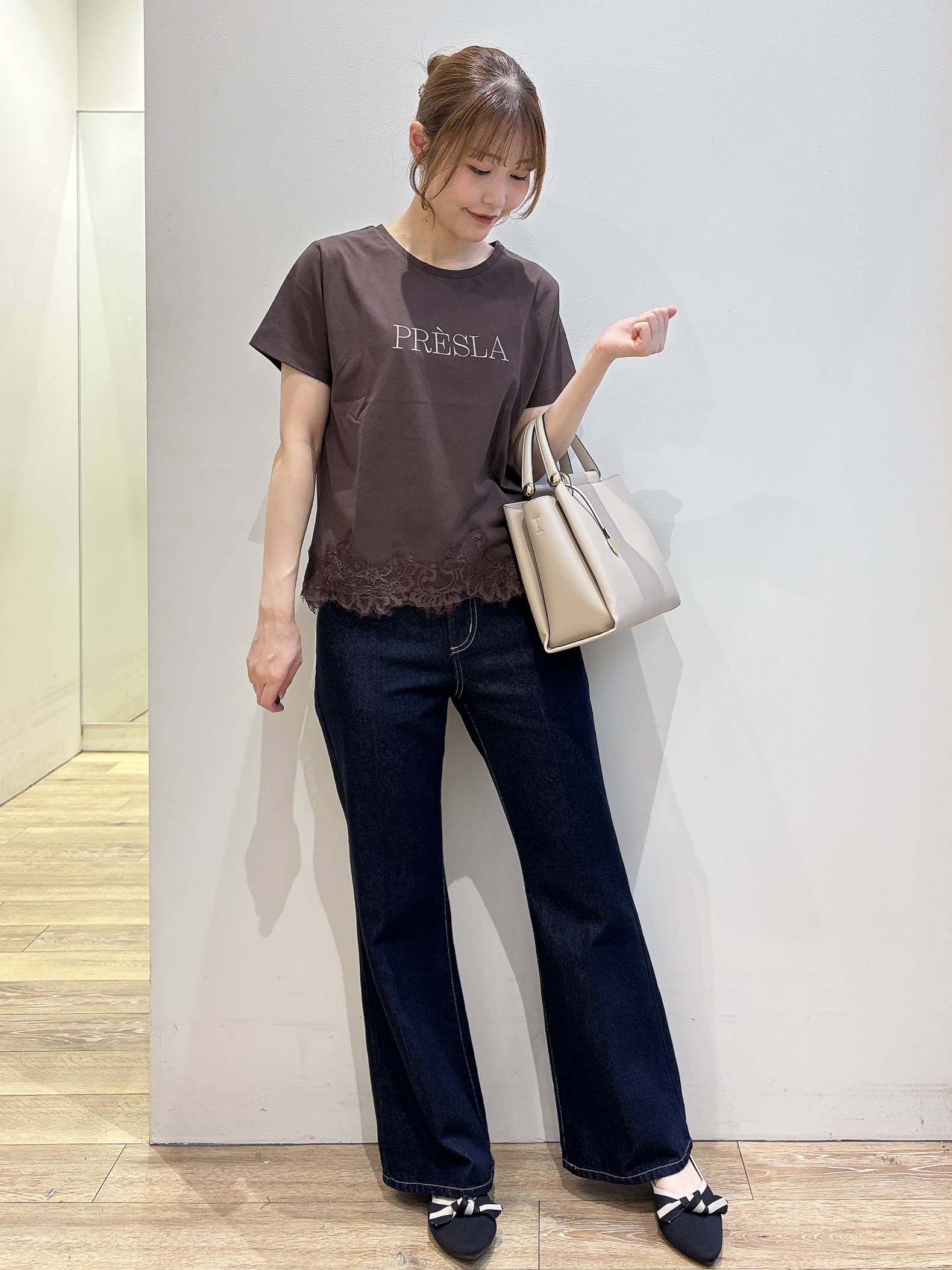 MOMOさんの「index｜【接触冷感／UVケア】裾レースロゴTシャツ《洗濯機OK／S-3L》」を使ったコーディネート