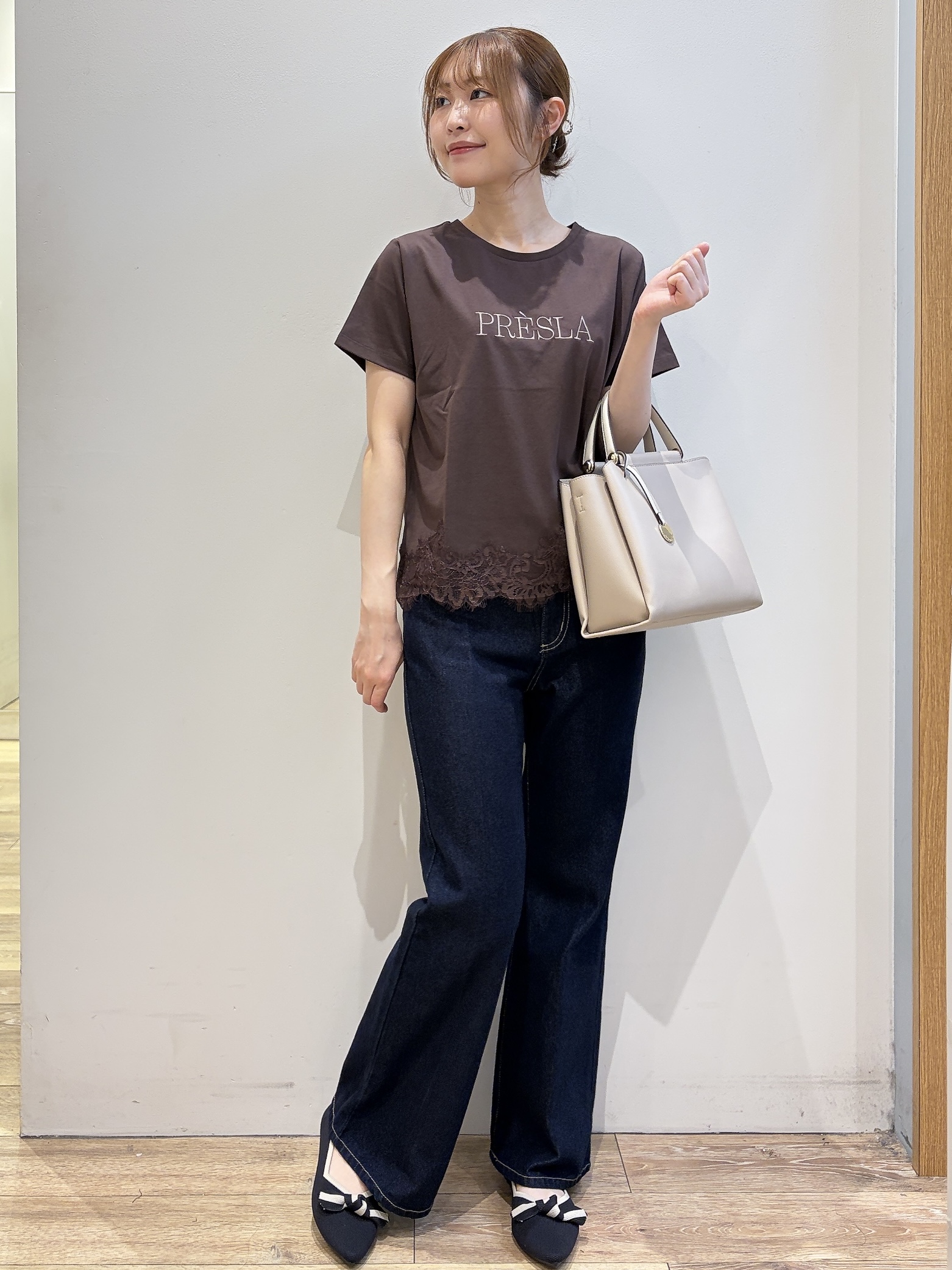 MOMOさんの「index｜【接触冷感／UVケア】裾レースロゴTシャツ《洗濯機OK／S-3L》」を使ったコーディネート