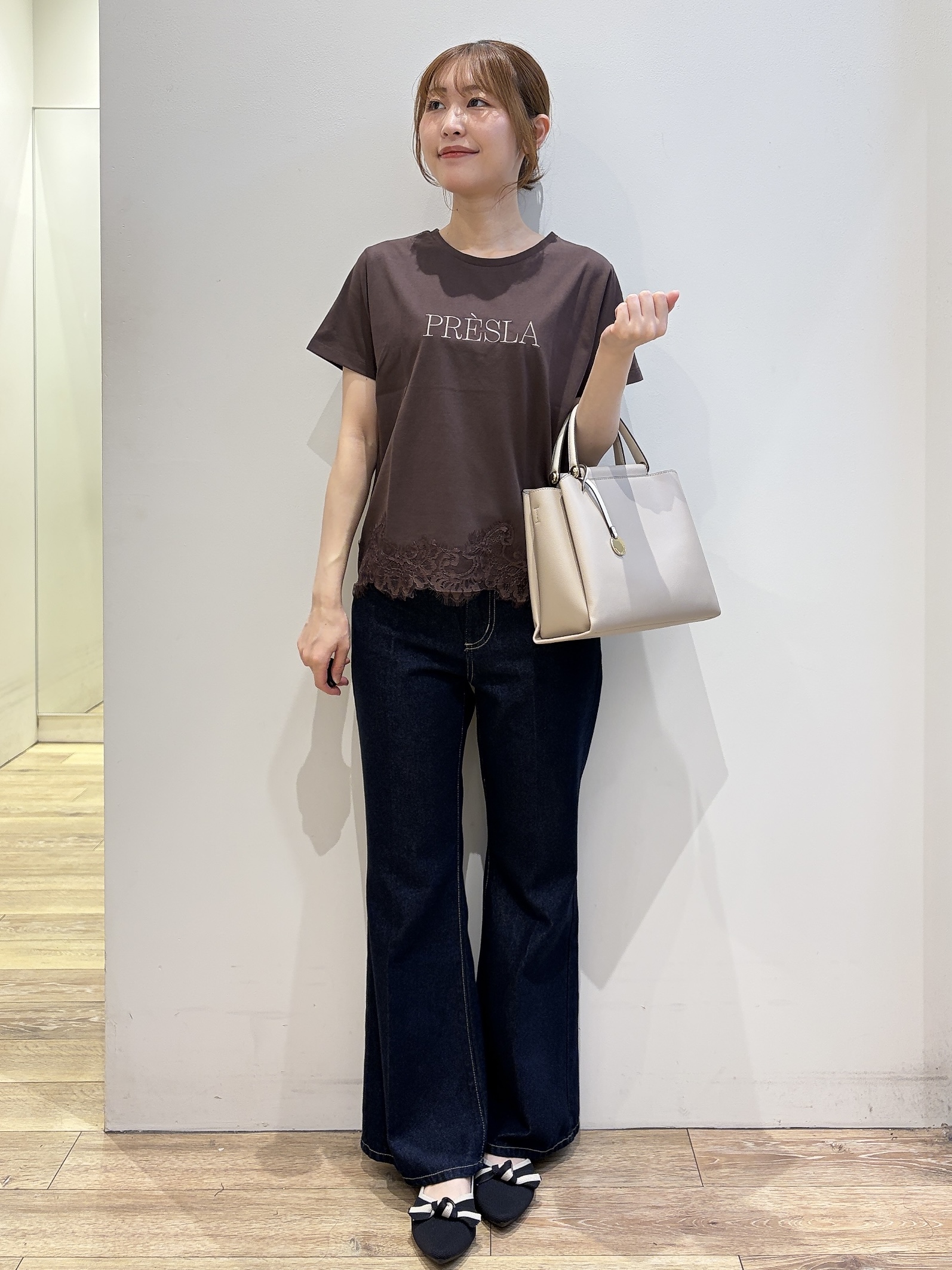 MOMOさんの「index｜【接触冷感／UVケア】裾レースロゴTシャツ《洗濯機OK／S-3L》」を使ったコーディネート