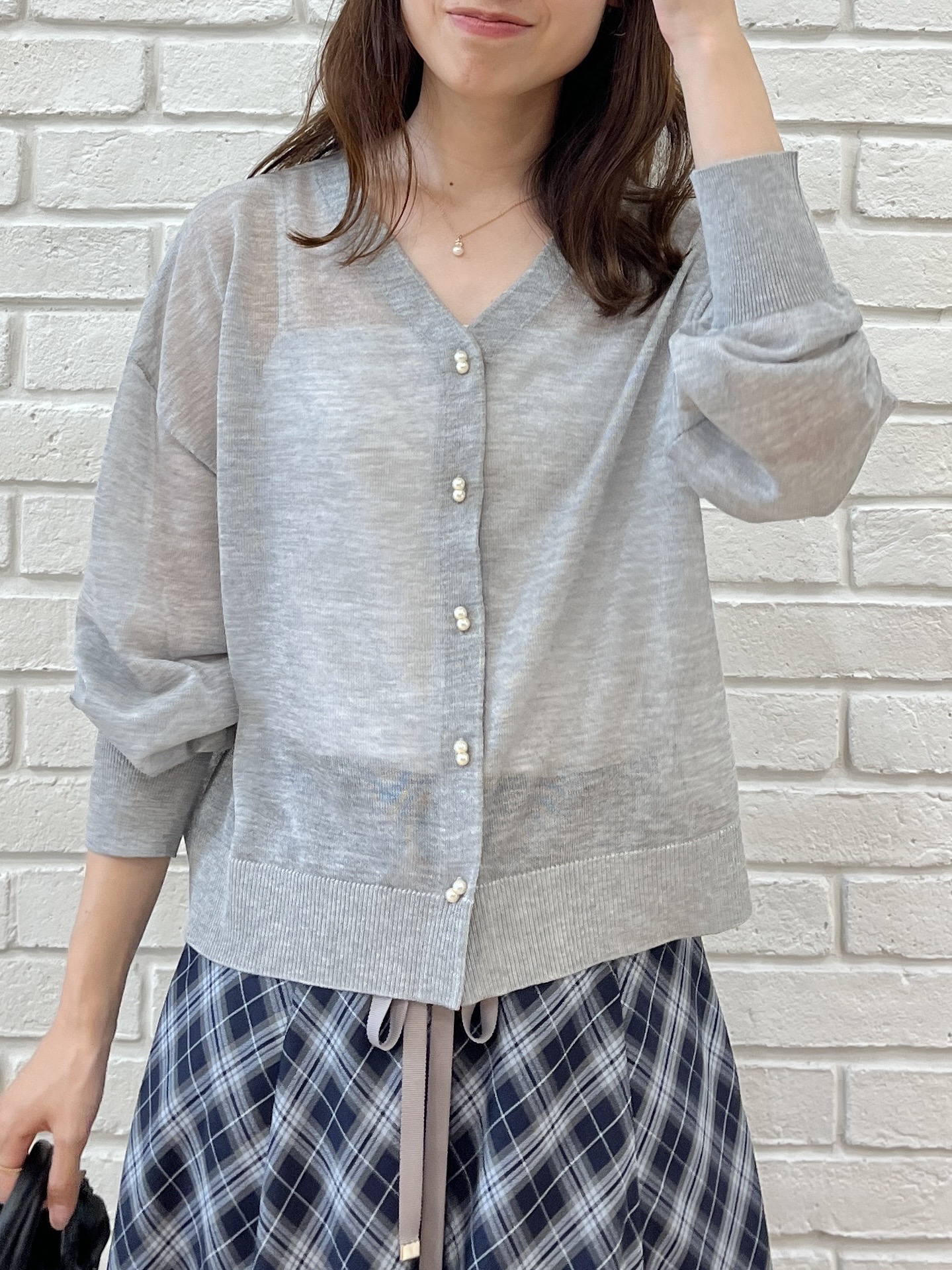はばさんの「Couture brooch｜【上品な透け感】ダブルパール調釦 愛されシアーカーディガン」を使ったコーディネート