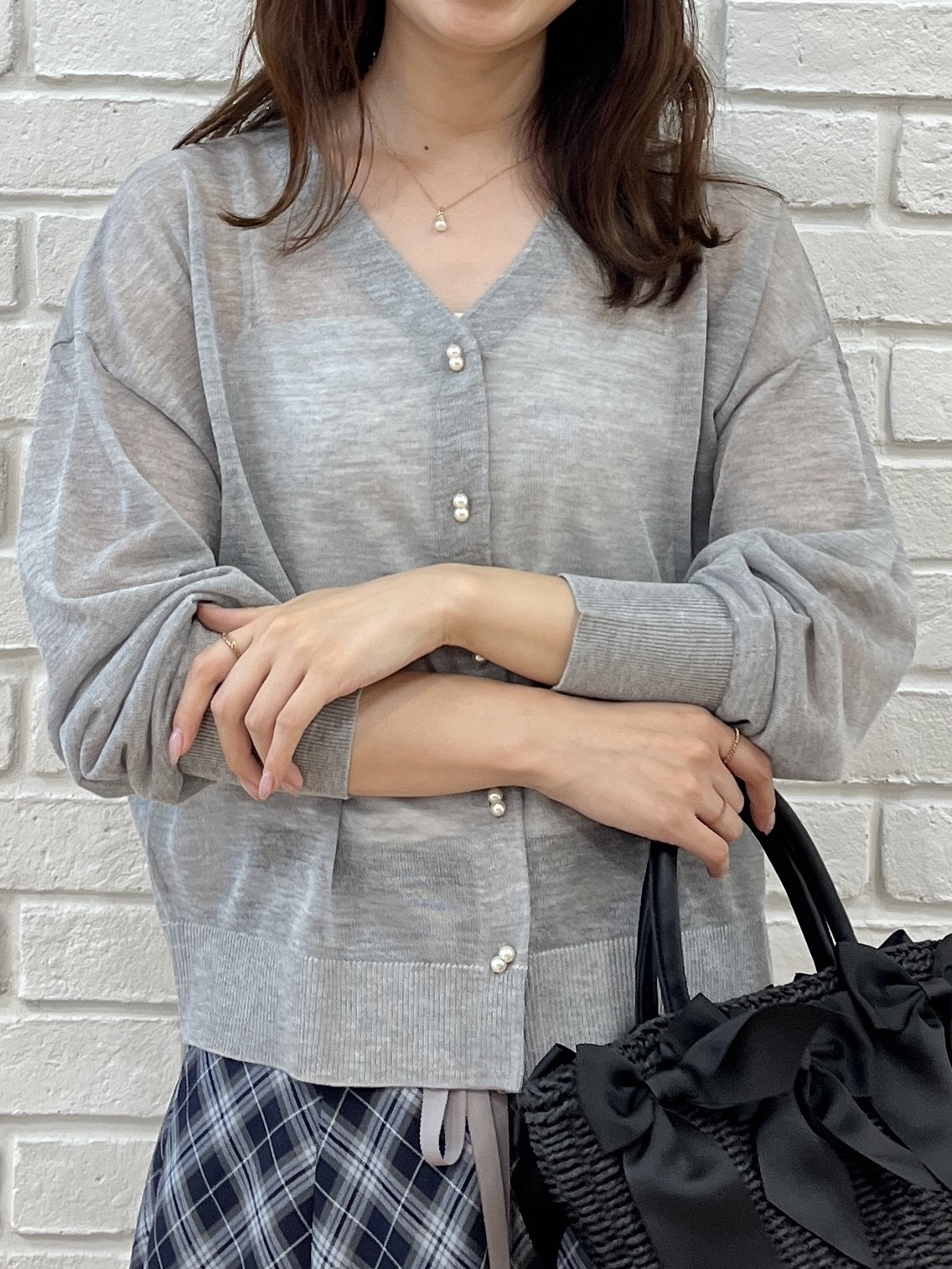 はばさんの「Couture brooch｜【上品な透け感】ダブルパール調釦 愛されシアーカーディガン」を使ったコーディネート
