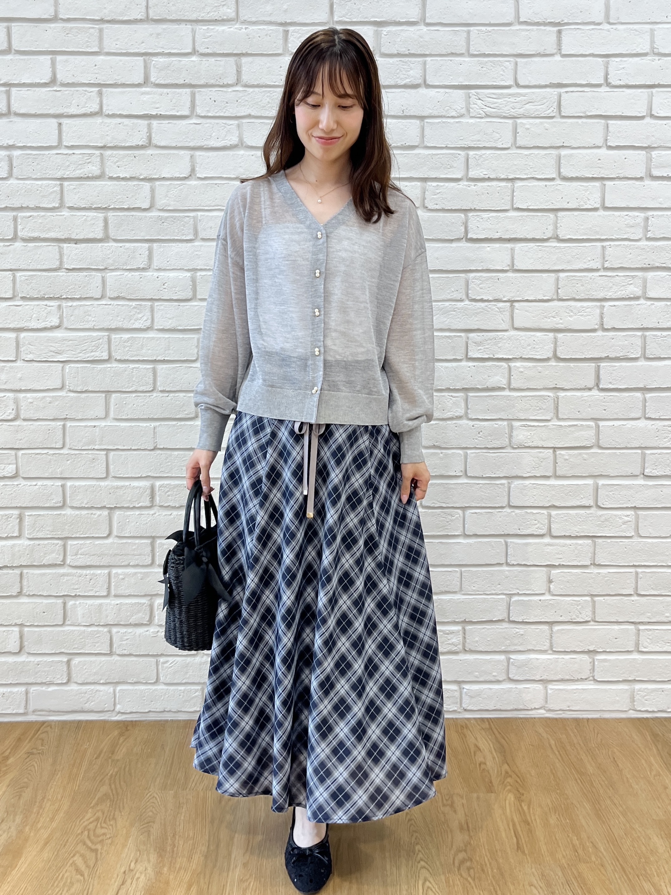 はばさんの「Couture brooch｜【上品な透け感】ダブルパール調釦 愛されシアーカーディガン」を使ったコーディネート