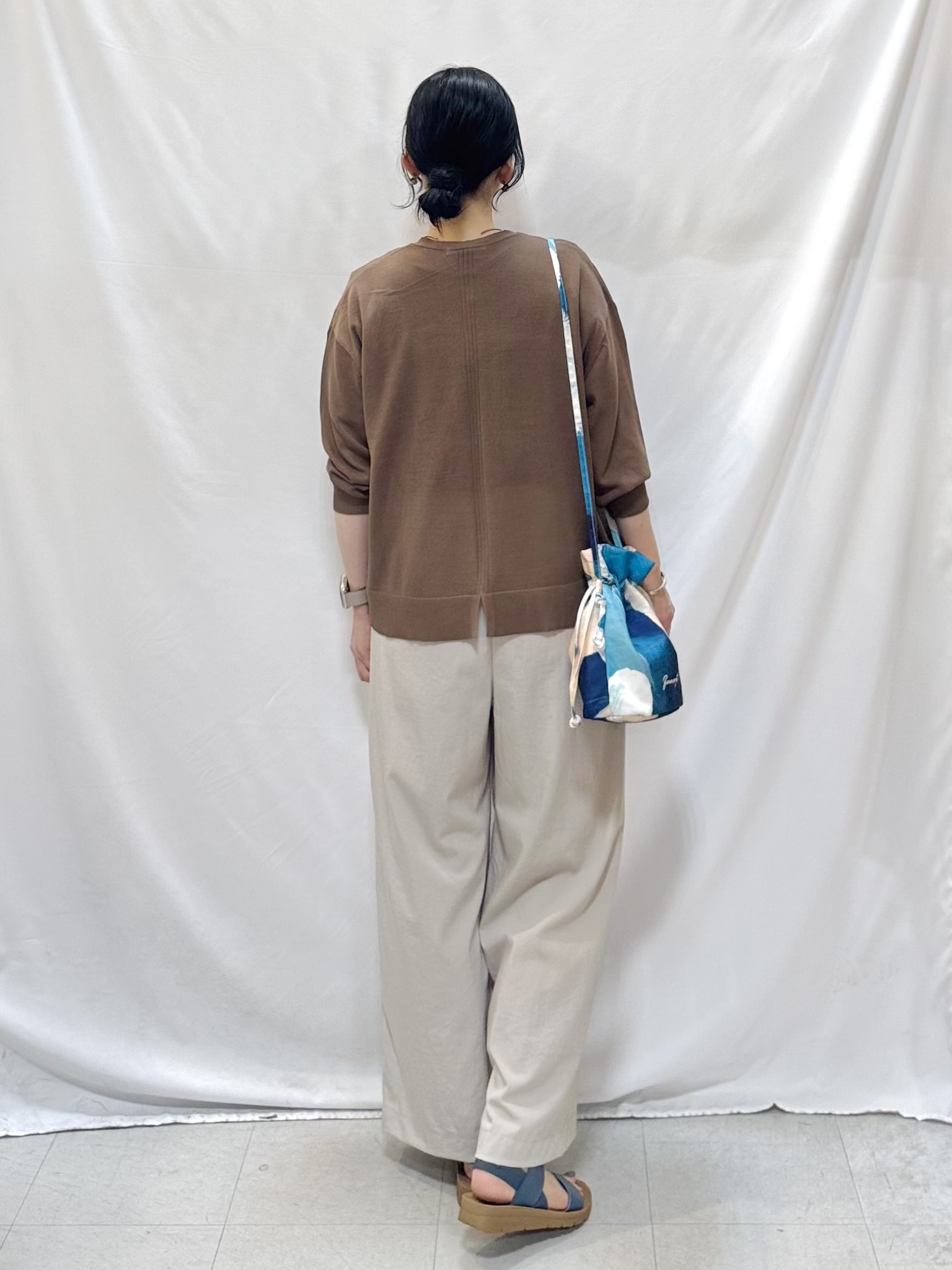 𝐇𝐢𝐫𝐨𝐦𝐢さんの「SHOO･LA･RUE｜【ひんやり/洗濯機可/S-LL】オンにもオフにも マルチに使えるボタンレスカーディガン」を使ったコーディネート