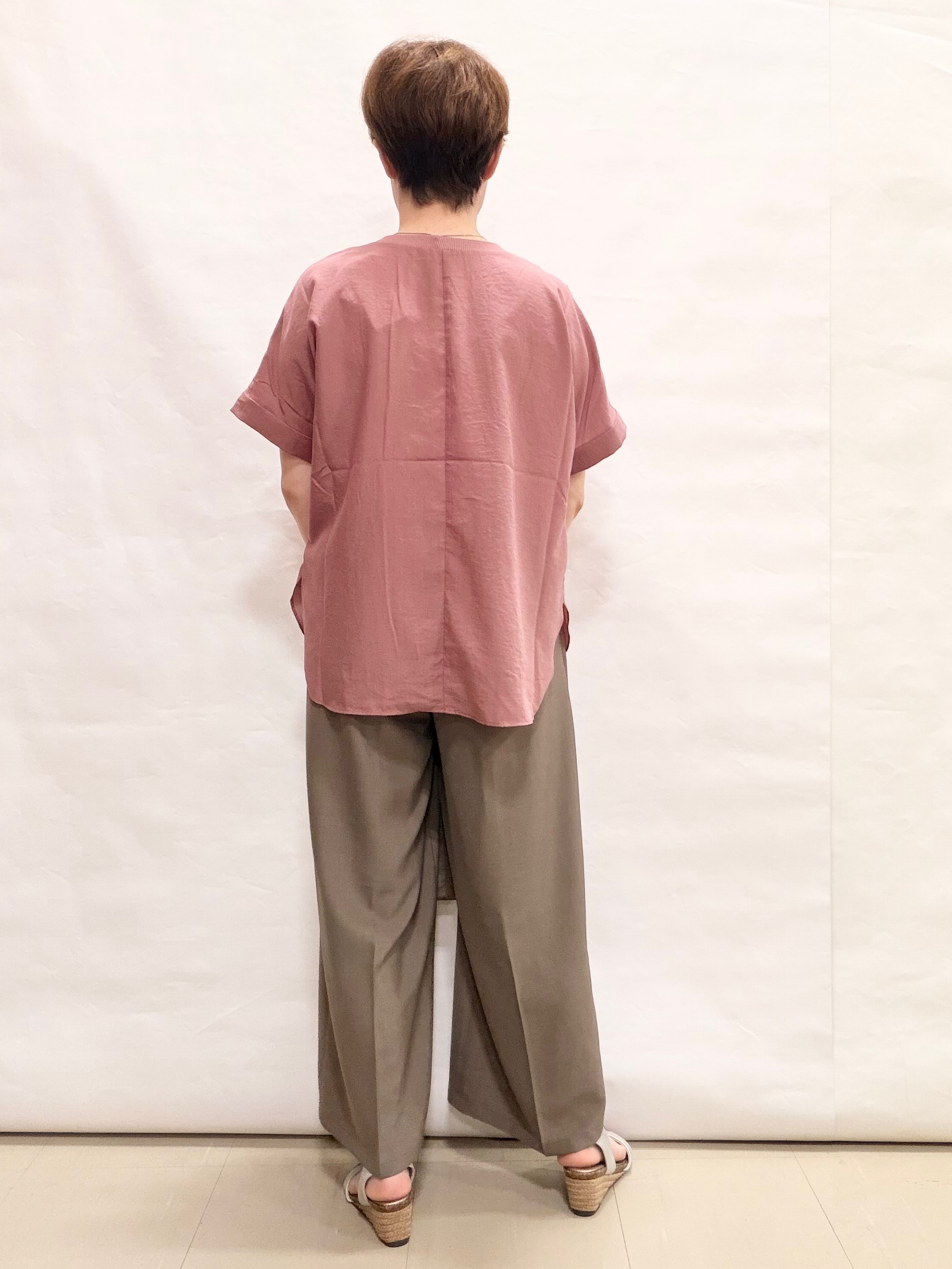 なっちゃんさんの「SHOO･LA･RUE｜【着丈選べる/ひんやり/体型カバー】洗濯後しわになりにくい さらっと快適ドルマントップス」を使ったコーディネート