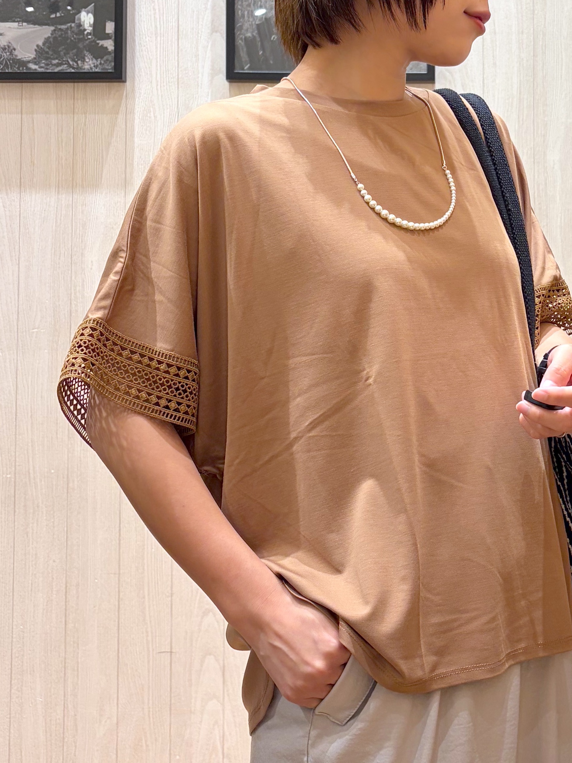 shirayuuuさんの「SHOO･LA･RUE｜【ひんやり/UV/体型カバー】ヒップ周りが隠せる お袖レースTシャツ」を使ったコーディネート
