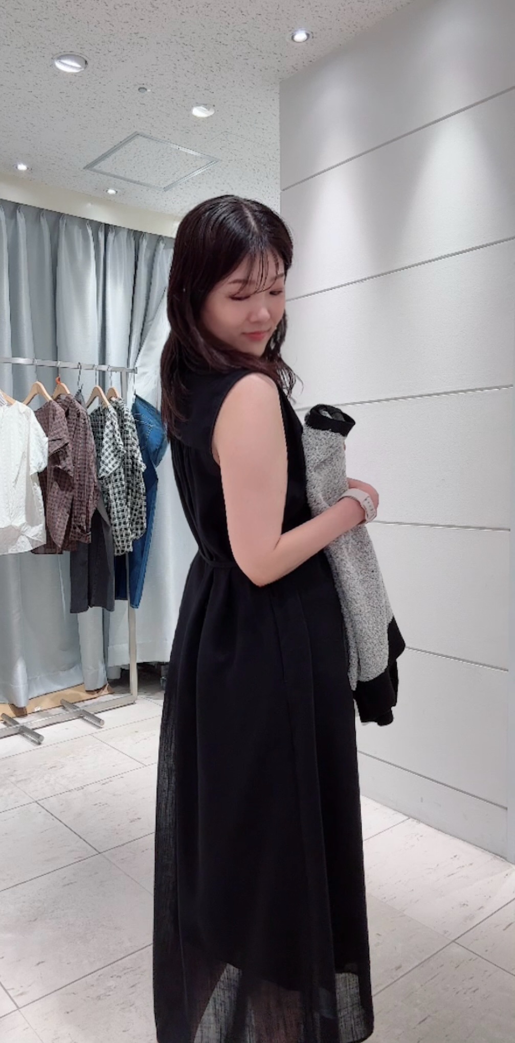 misaさんの「UNTITLED｜【通気性/前開きボタン】シアーVネックワンピース」を使ったコーディネート