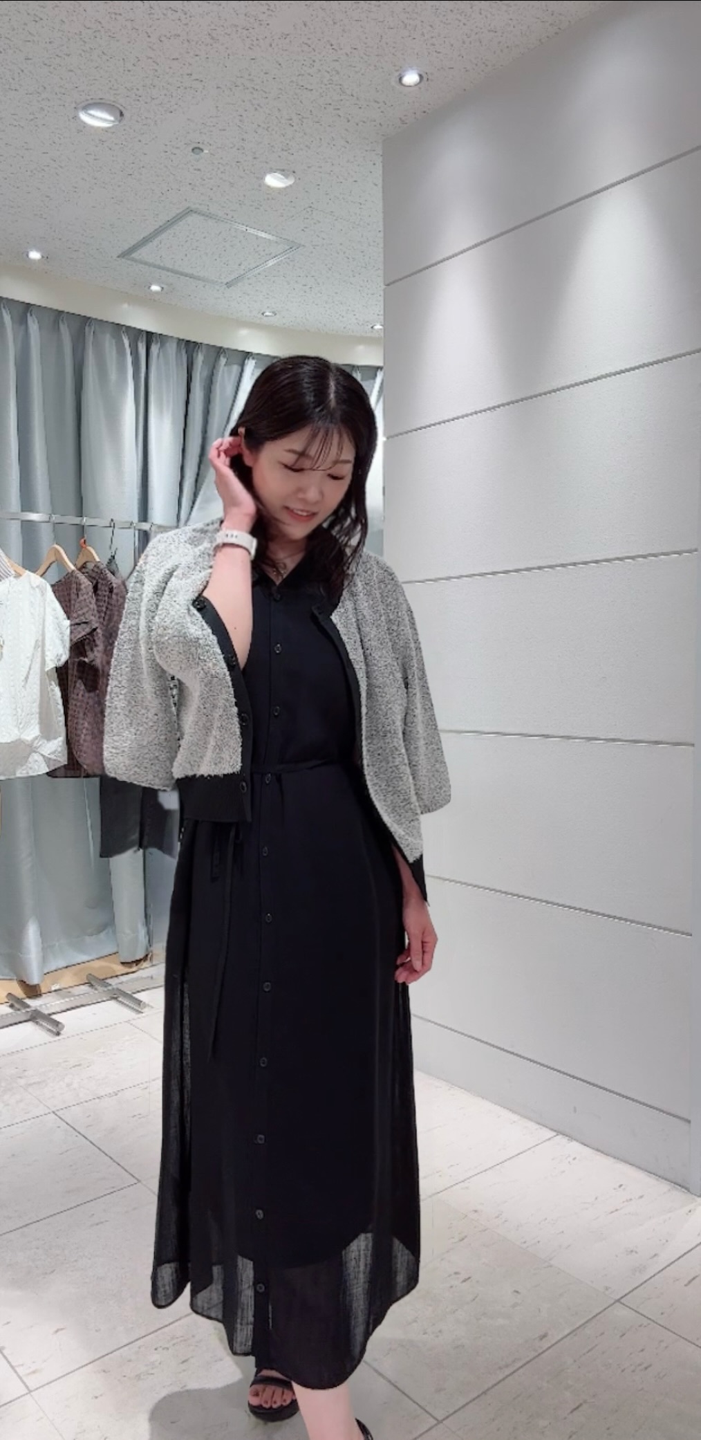 misaさんの「UNTITLED｜【通気性/前開きボタン】シアーVネックワンピース」を使ったコーディネート