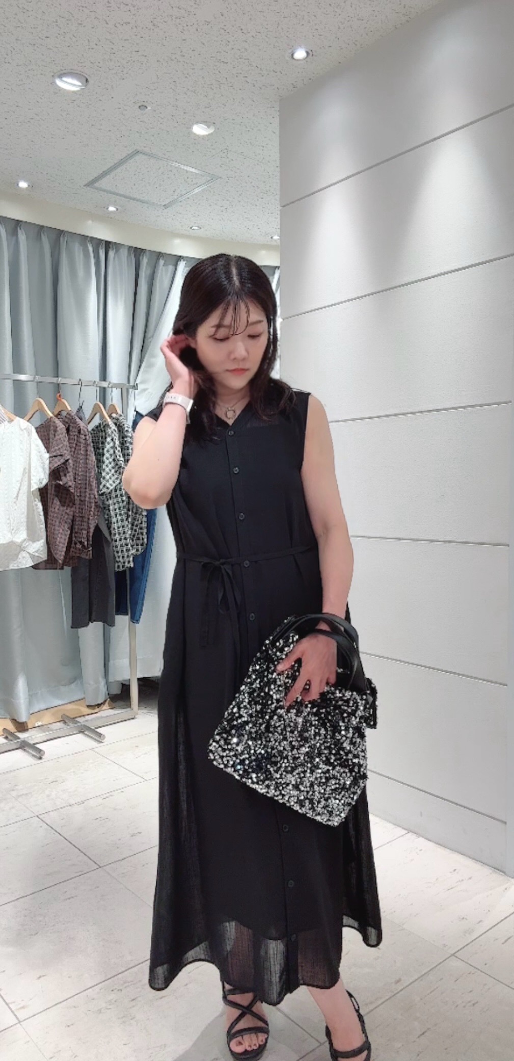 misaさんの「UNTITLED｜【通気性/前開きボタン】シアーVネックワンピース」を使ったコーディネート
