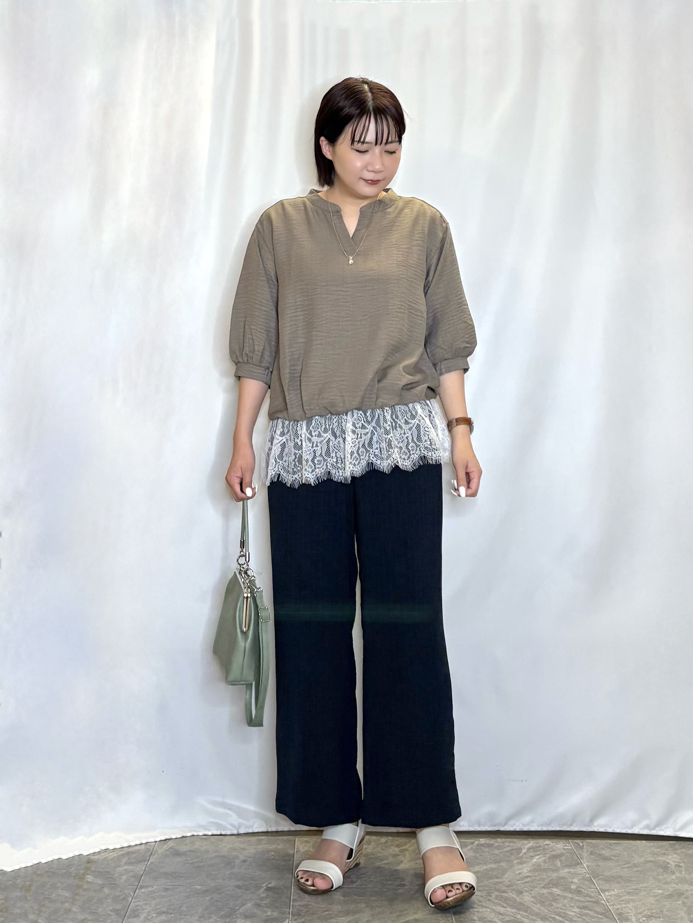 ネリさんの「SHOO･LA･RUE｜【S-LL】裾レースで女性らしさをプラス レイヤード風 タックスキッパーブラウス」を使ったコーディネート