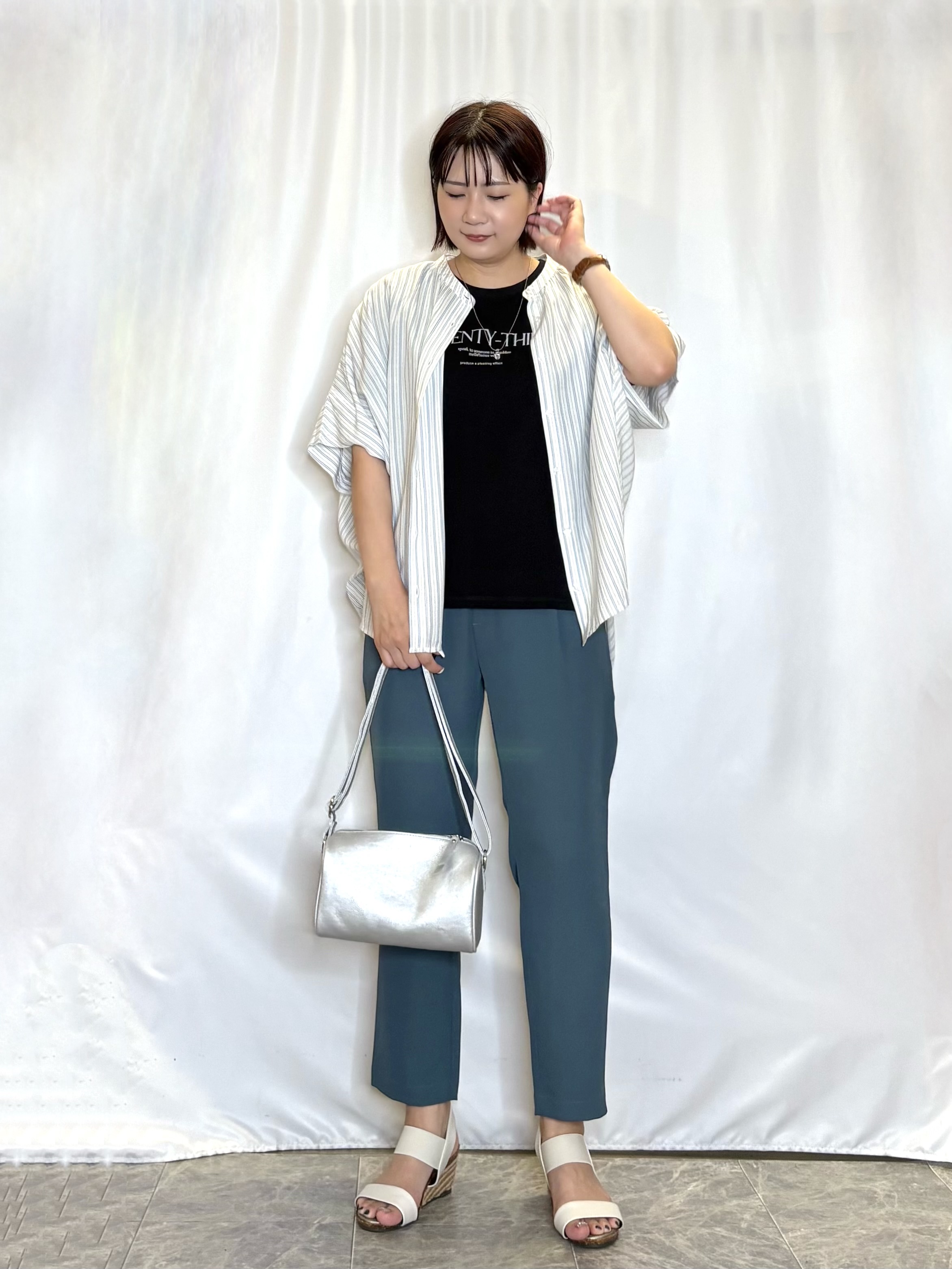 ネリさんの「SHOO･LA･RUE｜【ひんやり/洗濯機可/体型カバー】二の腕隠れる ゆるっとドルマンバンドカラーシャツ」を使ったコーディネート