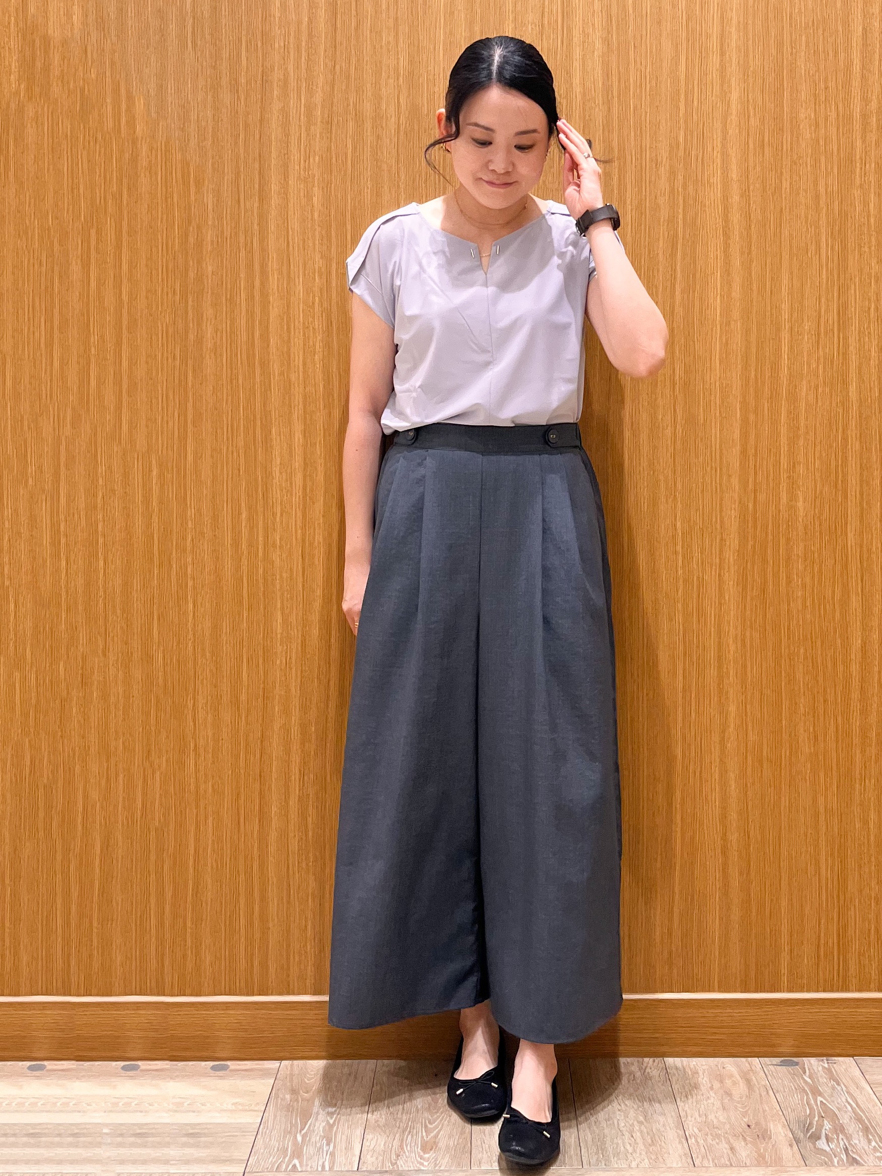 aさんの「OPAQUE.CLIP｜【接触冷感】ひんやりキーネックフレンチトップス《洗濯機OK》」を使ったコーディネート