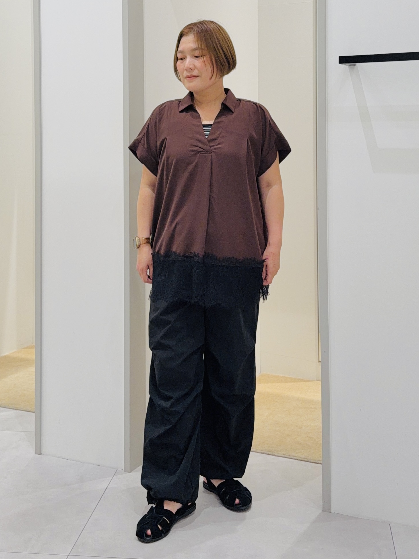 タナさんの「THE SHOP TK｜【ひんやり/体型カバー】裾レース切り替え スキッパーシャツ」を使ったコーディネート
