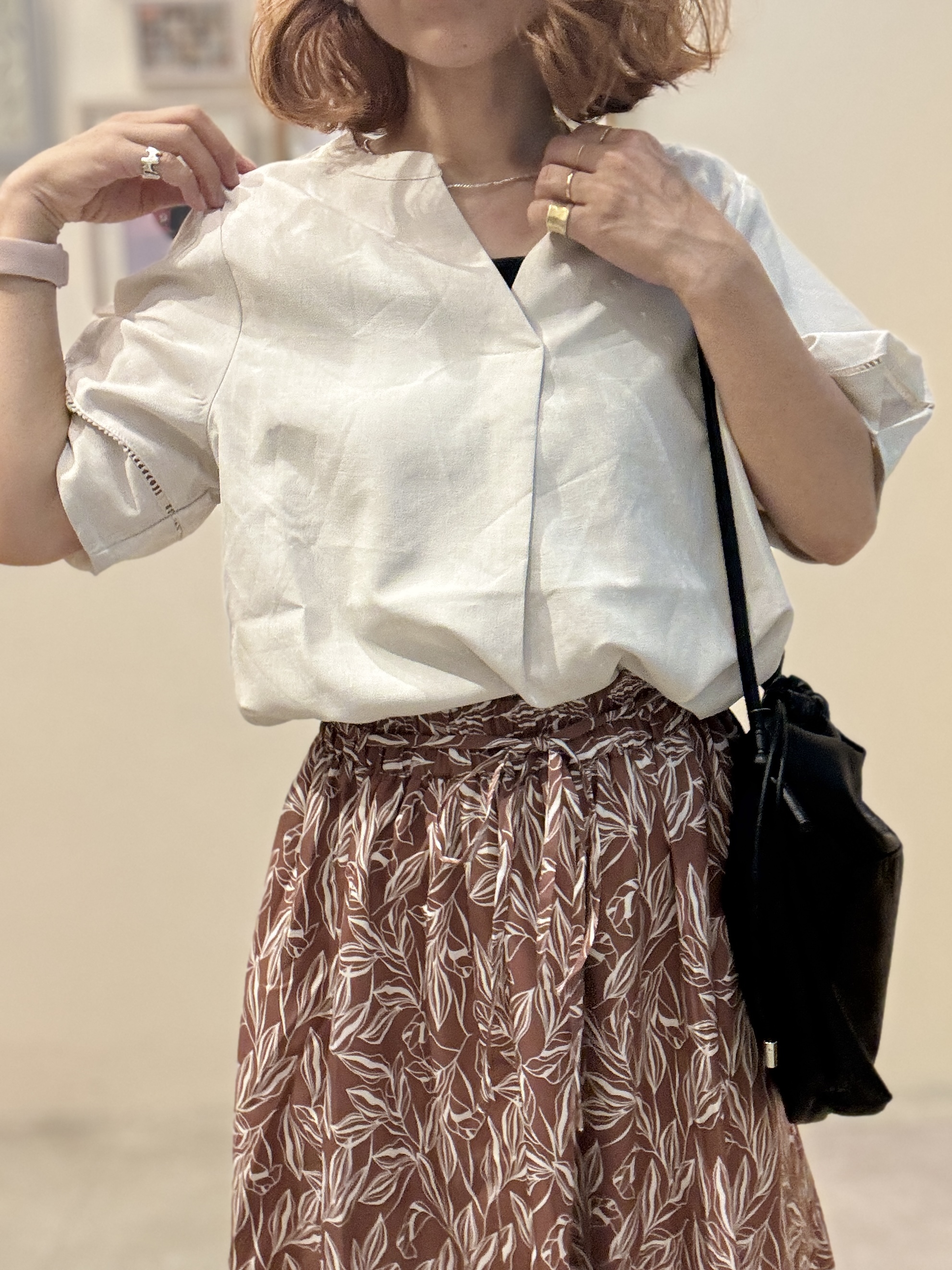 たけぴさんの「SHOO･LA･RUE｜【洗濯後しわになりにくい／インせずきまる】お袖のハシゴレースが涼やかな印象 麻調スキッパーブラウス」を使ったコーディネート