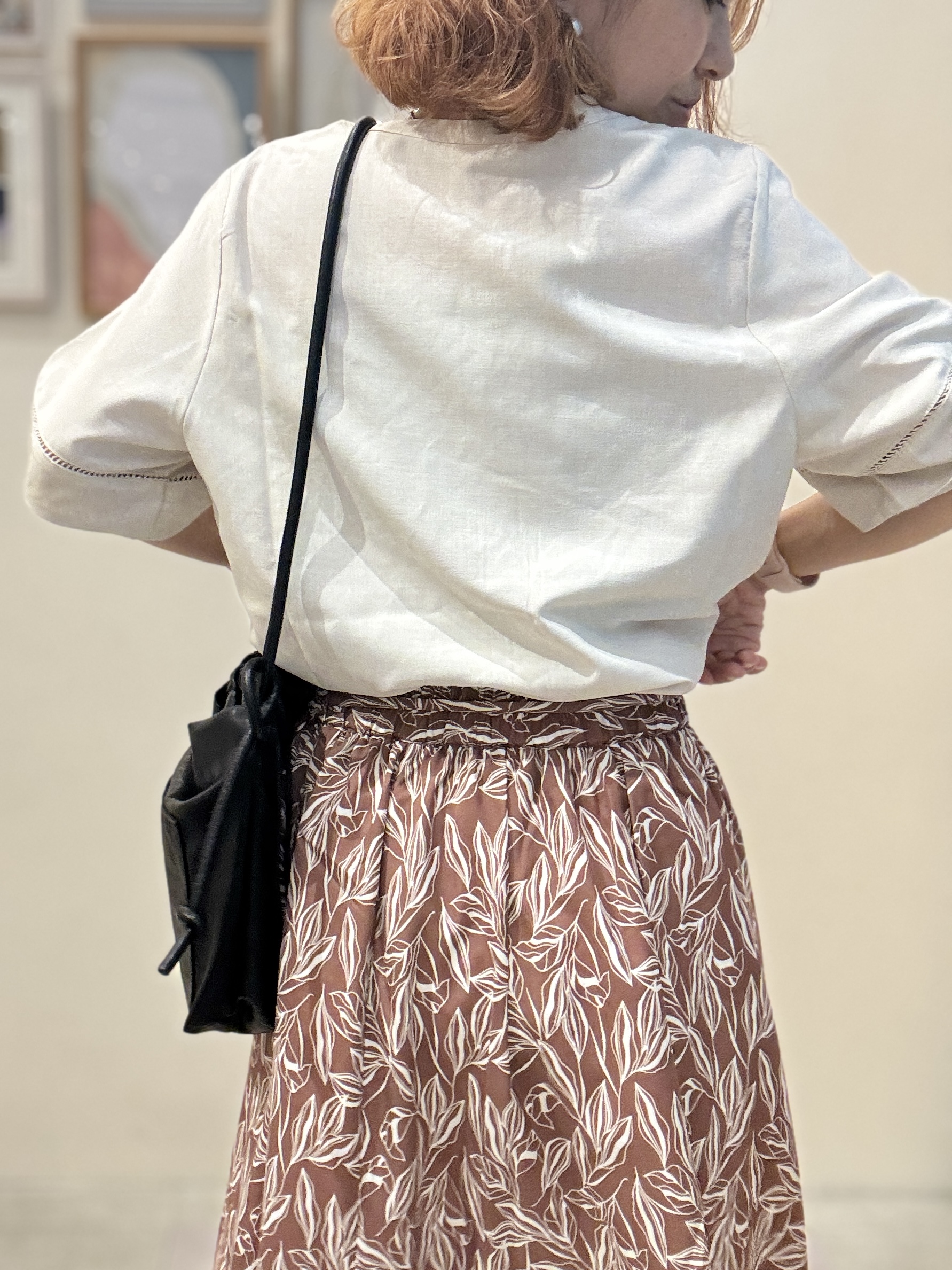 たけぴさんの「SHOO･LA･RUE｜【洗濯後しわになりにくい／インせずきまる】お袖のハシゴレースが涼やかな印象 麻調スキッパーブラウス」を使ったコーディネート