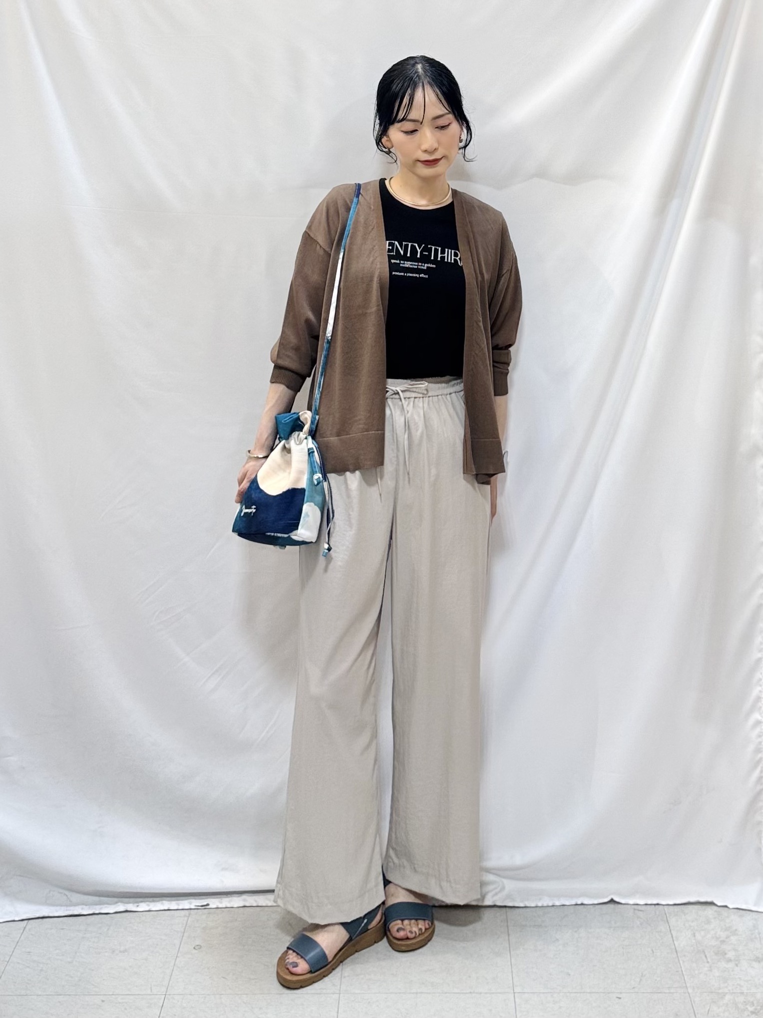 𝐇𝐢𝐫𝐨𝐦𝐢さんの「SHOO･LA･RUE｜【ひんやり/洗濯機可/S-LL】オンにもオフにも マルチに使えるボタンレスカーディガン」を使ったコーディネート