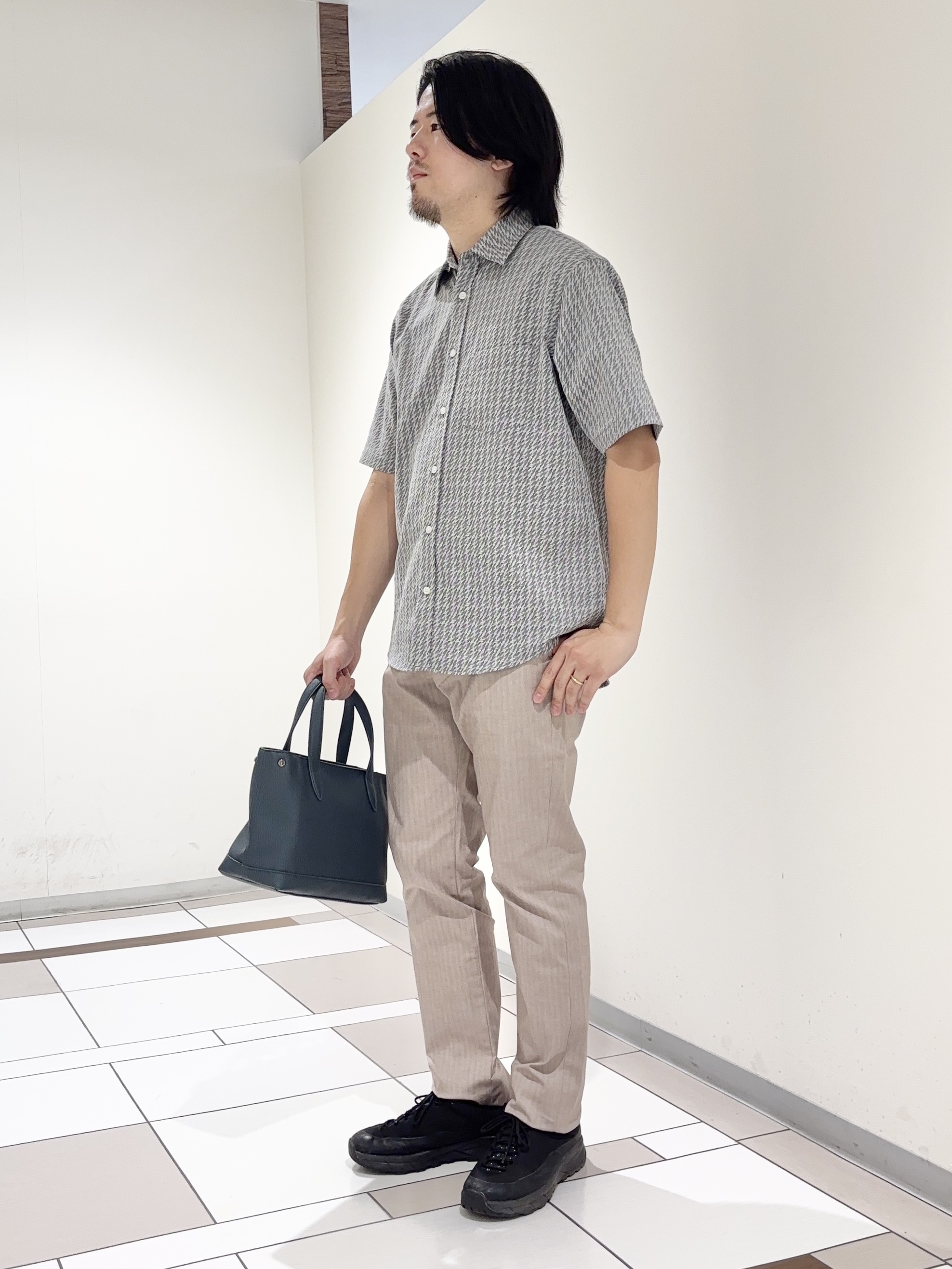 及川さんの「TAKEO KIKUCHI｜播州織り 千鳥 半袖シャツ」を使ったコーディネート