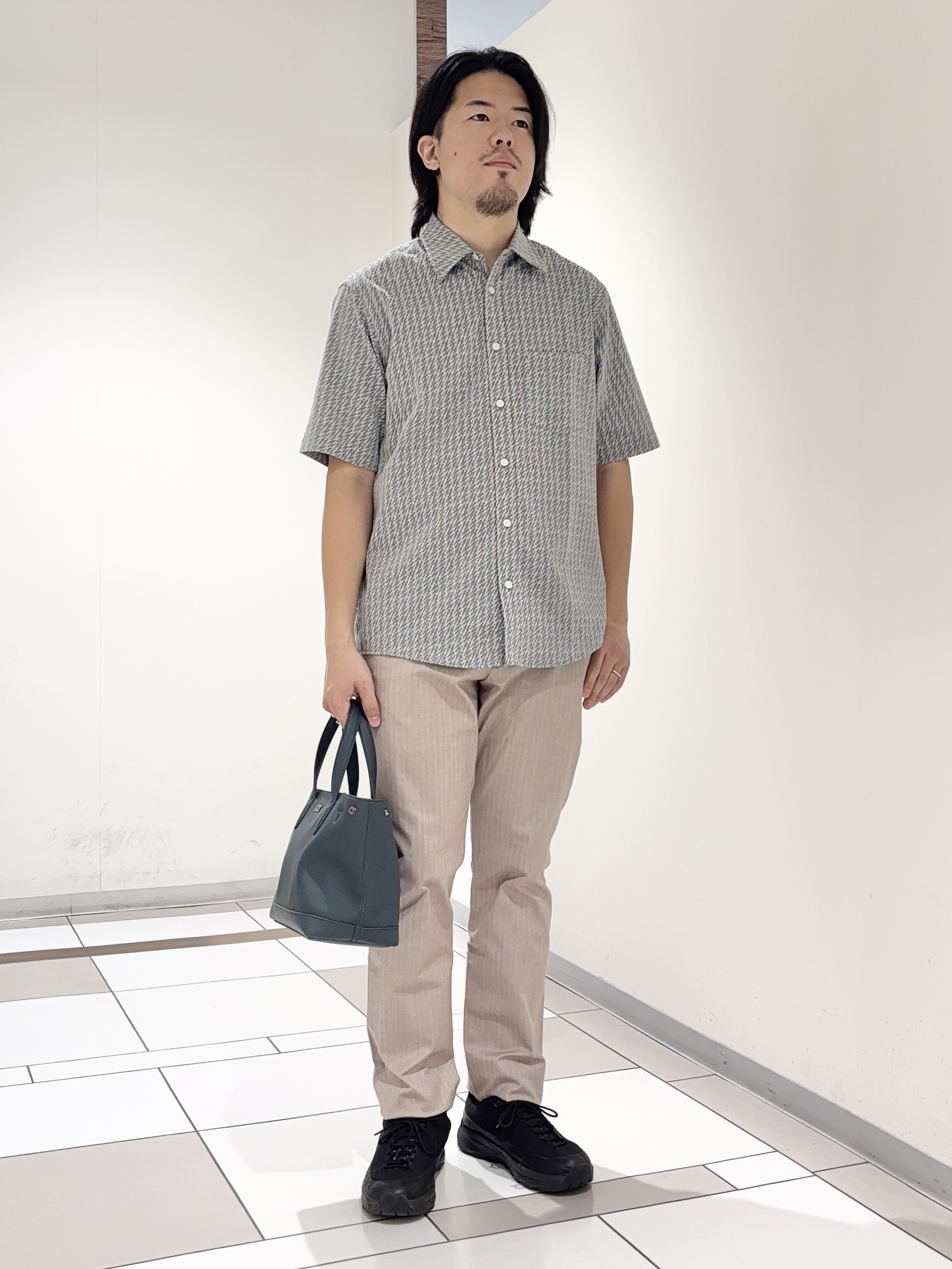 及川さんの「TAKEO KIKUCHI｜播州織り 千鳥 半袖シャツ」を使ったコーディネート