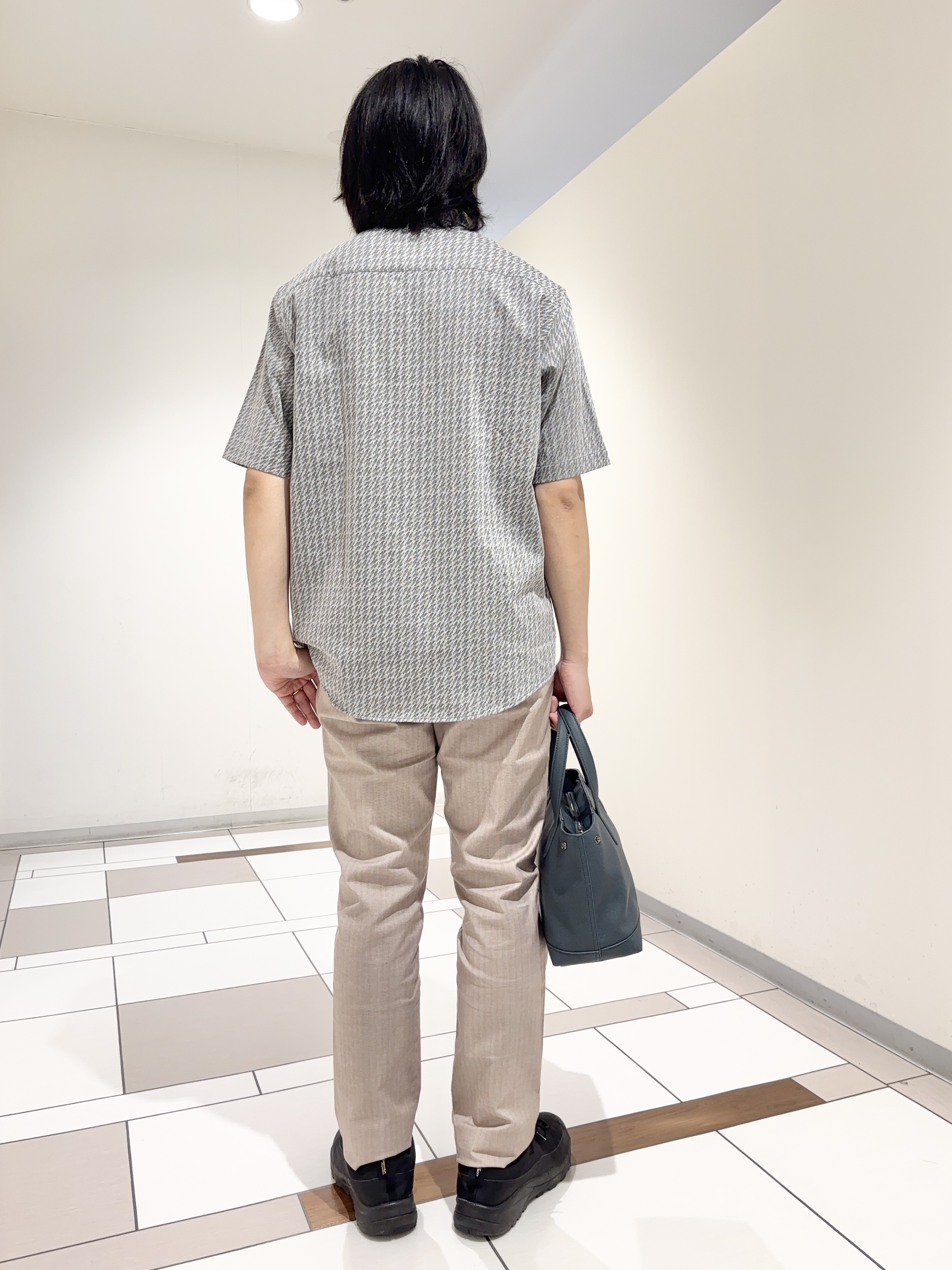 及川さんの「TAKEO KIKUCHI｜播州織り 千鳥 半袖シャツ」を使ったコーディネート