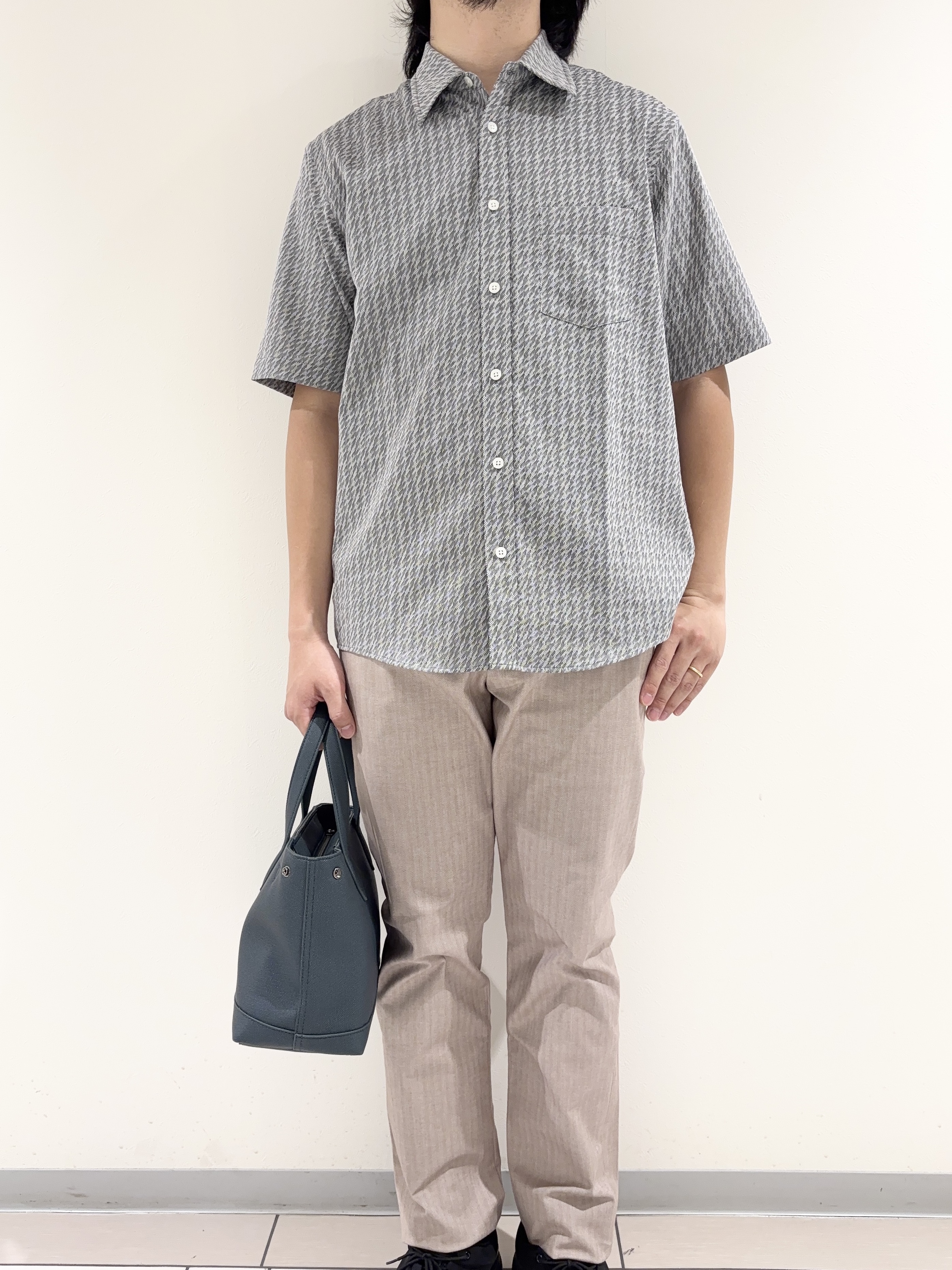 及川さんの「TAKEO KIKUCHI｜播州織り 千鳥 半袖シャツ」を使ったコーディネート