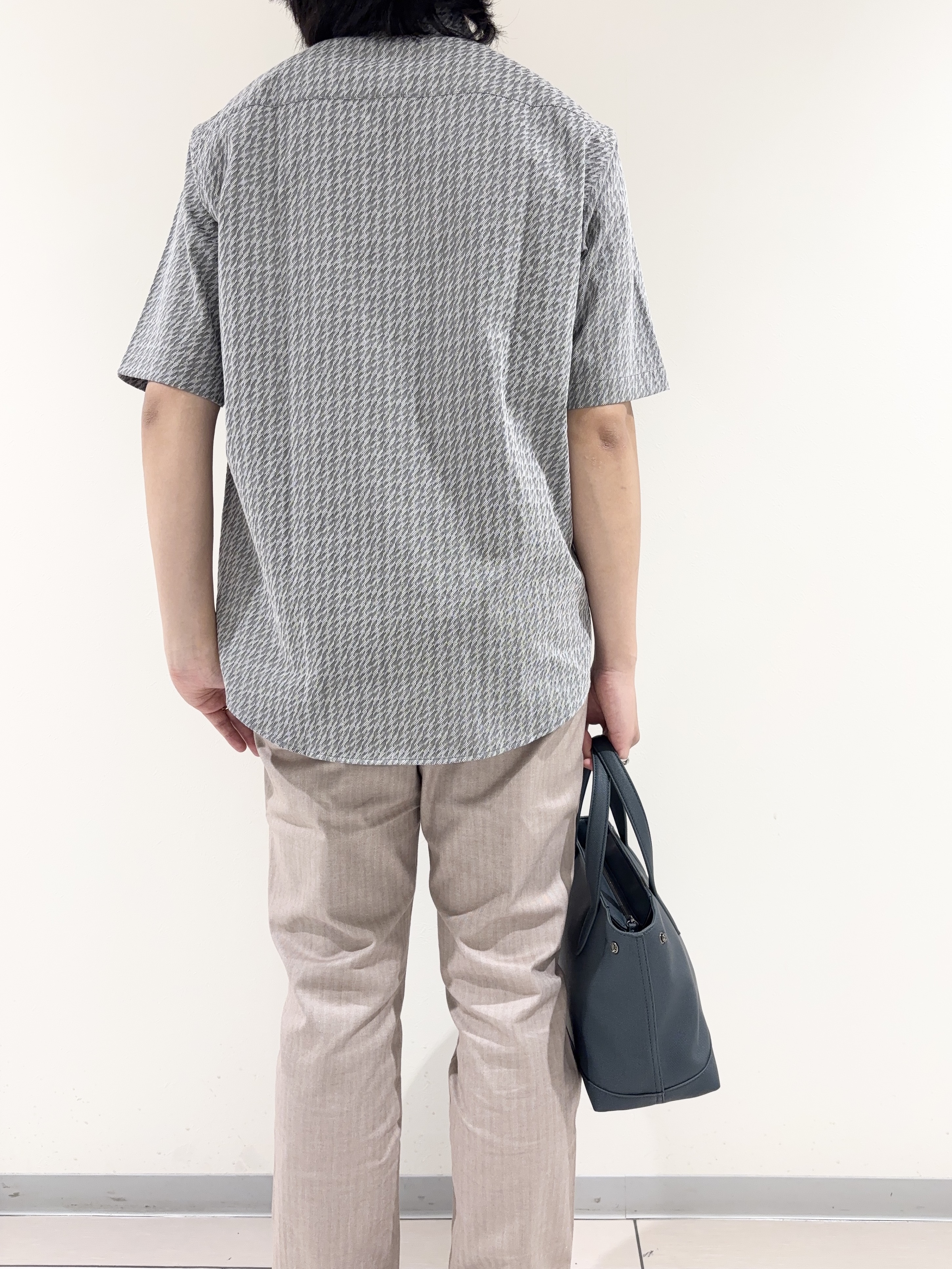 及川さんの「TAKEO KIKUCHI｜播州織り 千鳥 半袖シャツ」を使ったコーディネート