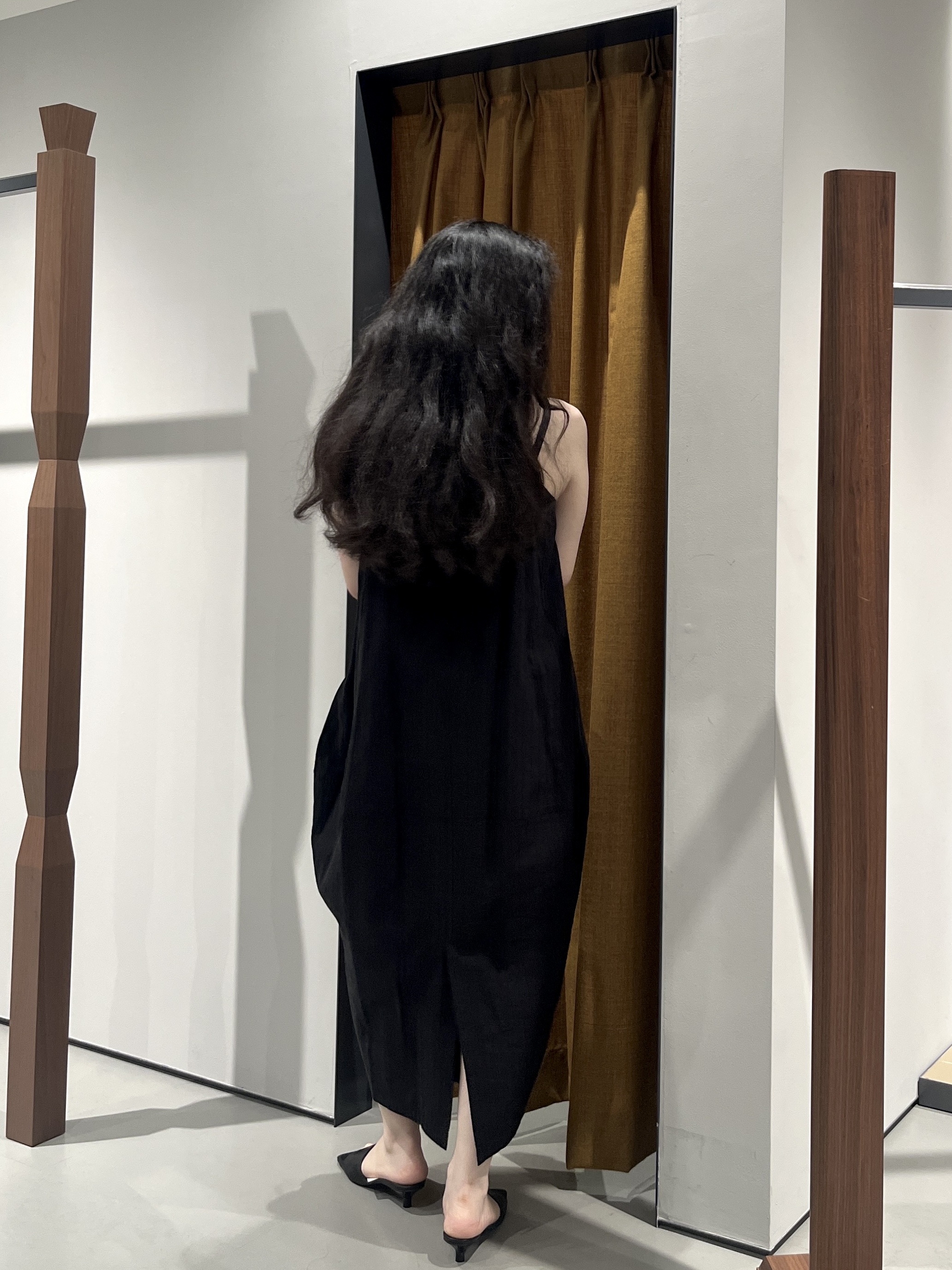 Uminoさんの「INDIVI｜ミニマルコクーンワンピース」を使ったコーディネート