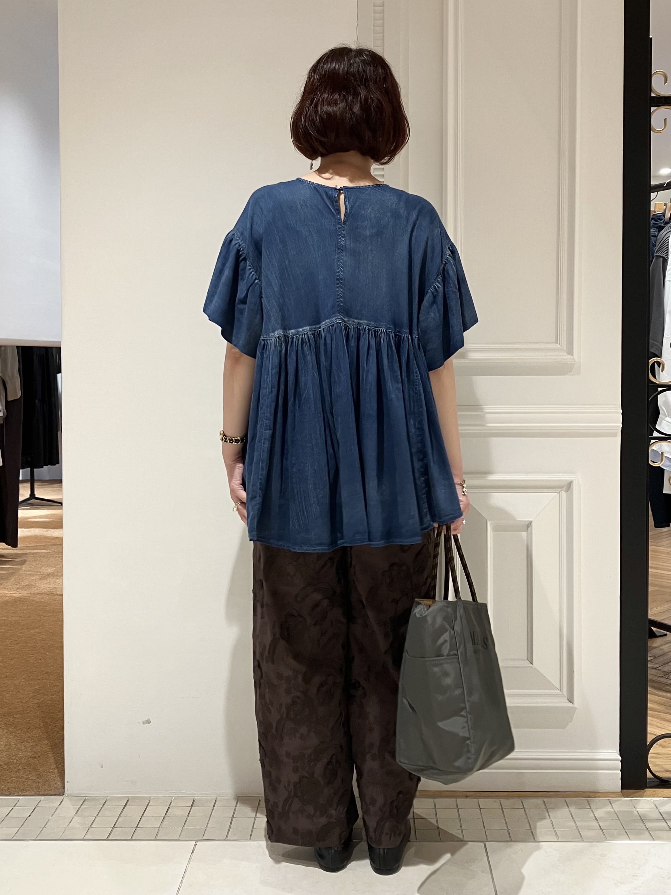 TAJIさんの「DRESSTERIOR｜【涼しく着映え】シアーデニムAラインブラウス」を使ったコーディネート