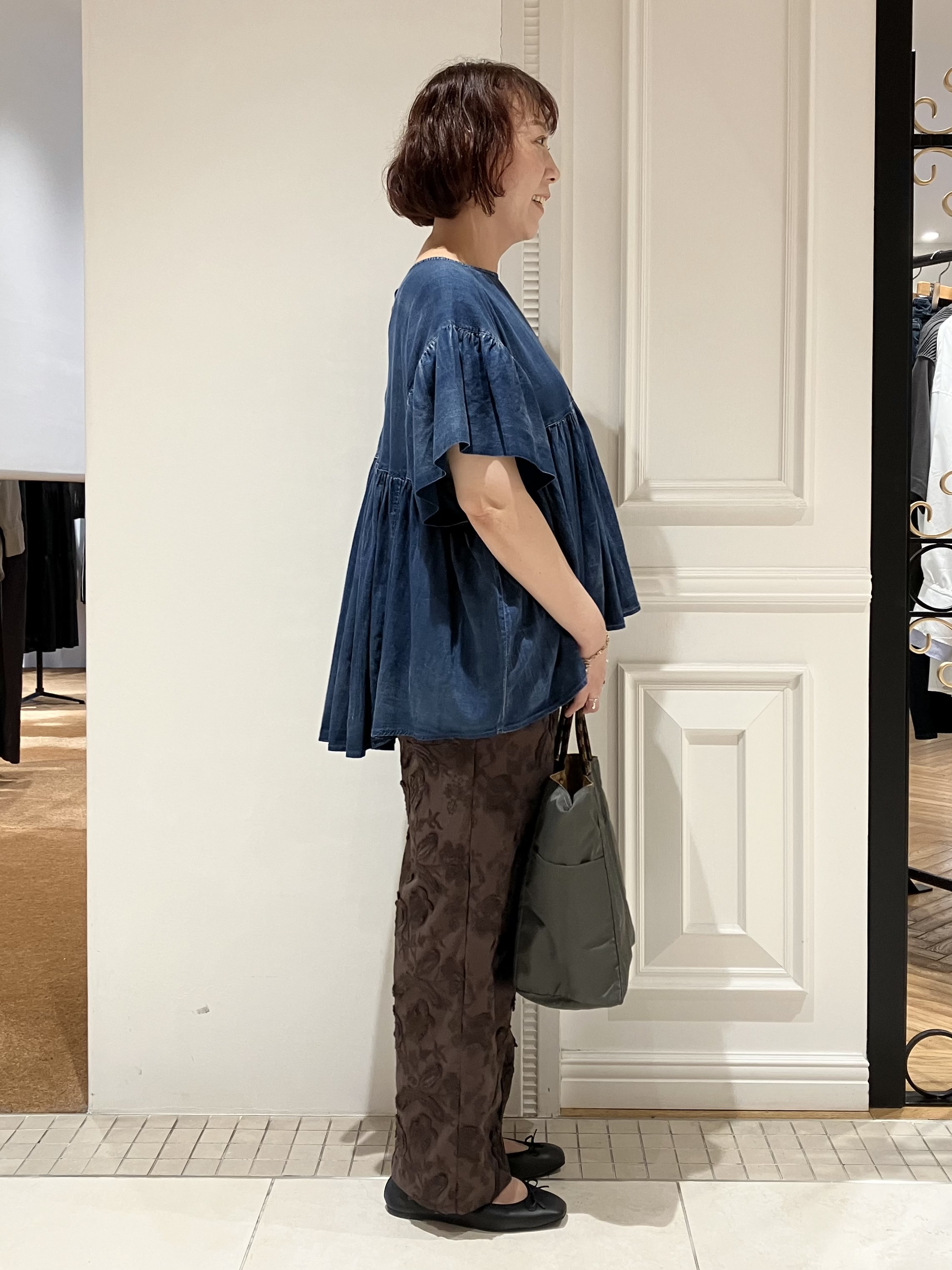 TAJIさんの「DRESSTERIOR｜【涼しく着映え】シアーデニムAラインブラウス」を使ったコーディネート