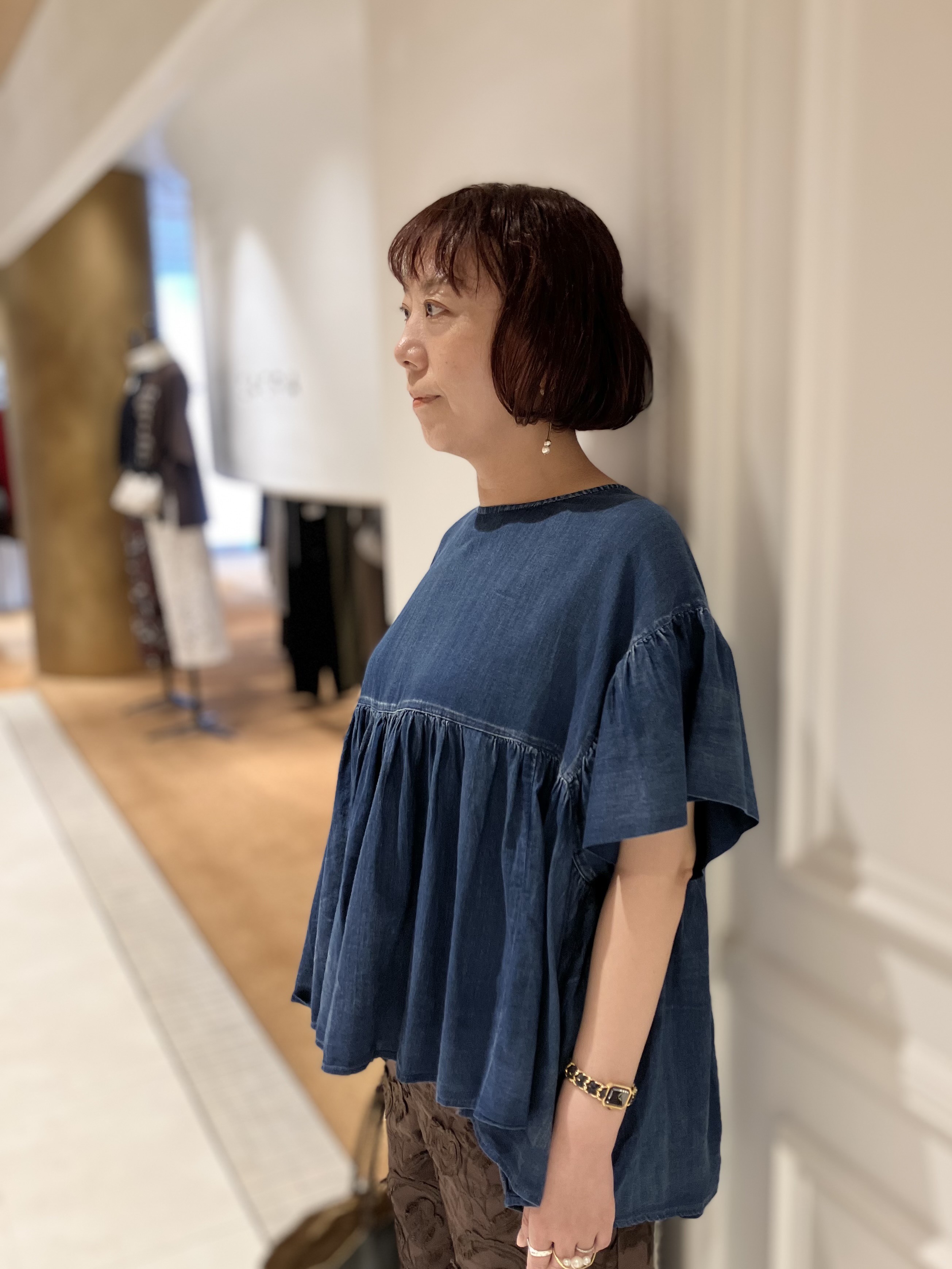 TAJIさんの「DRESSTERIOR｜【涼しく着映え】シアーデニムAラインブラウス」を使ったコーディネート