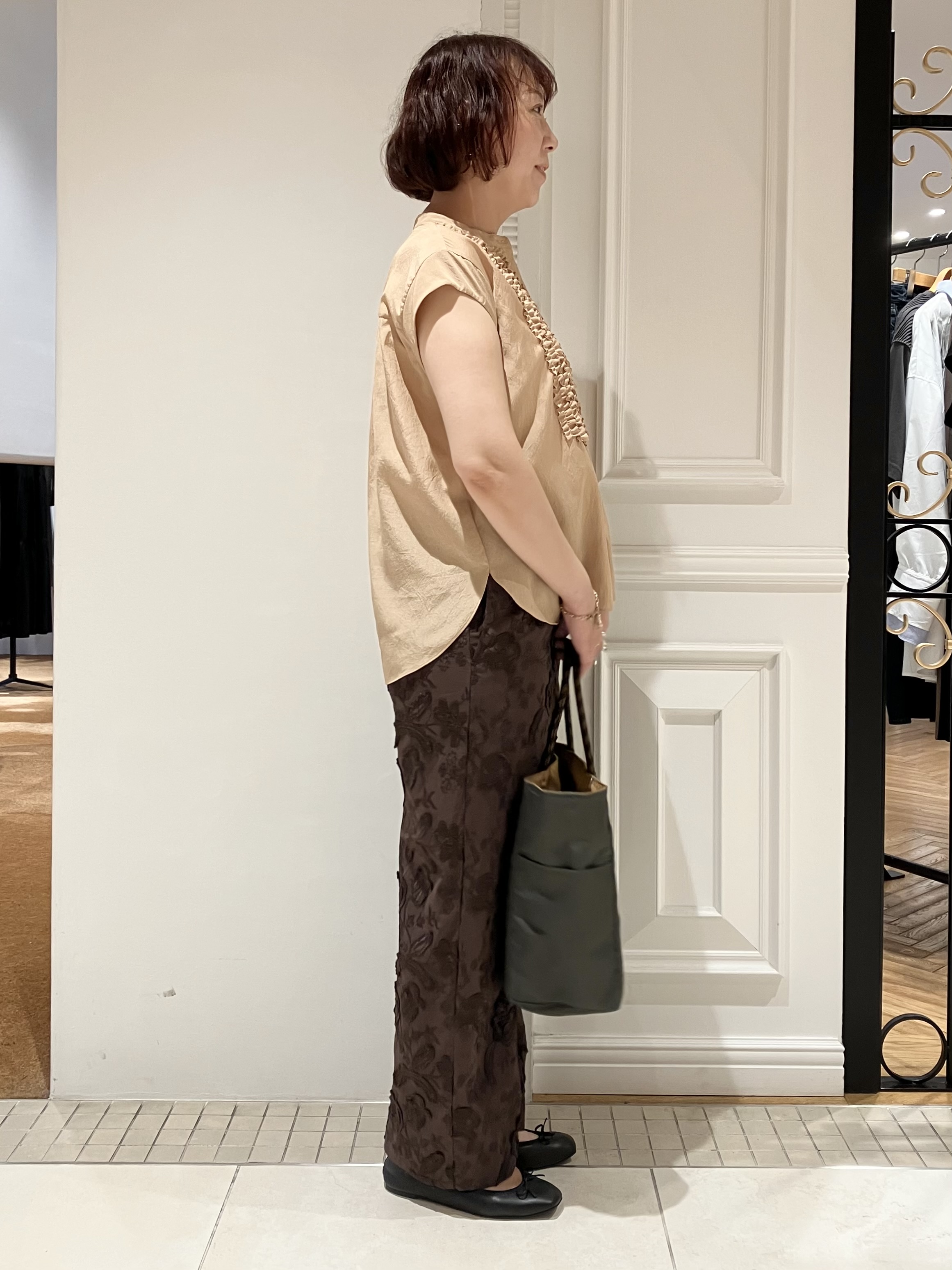 TAJIさんの「DRESSTERIOR｜フレンチスリーブ　フリルブラウス」を使ったコーディネート
