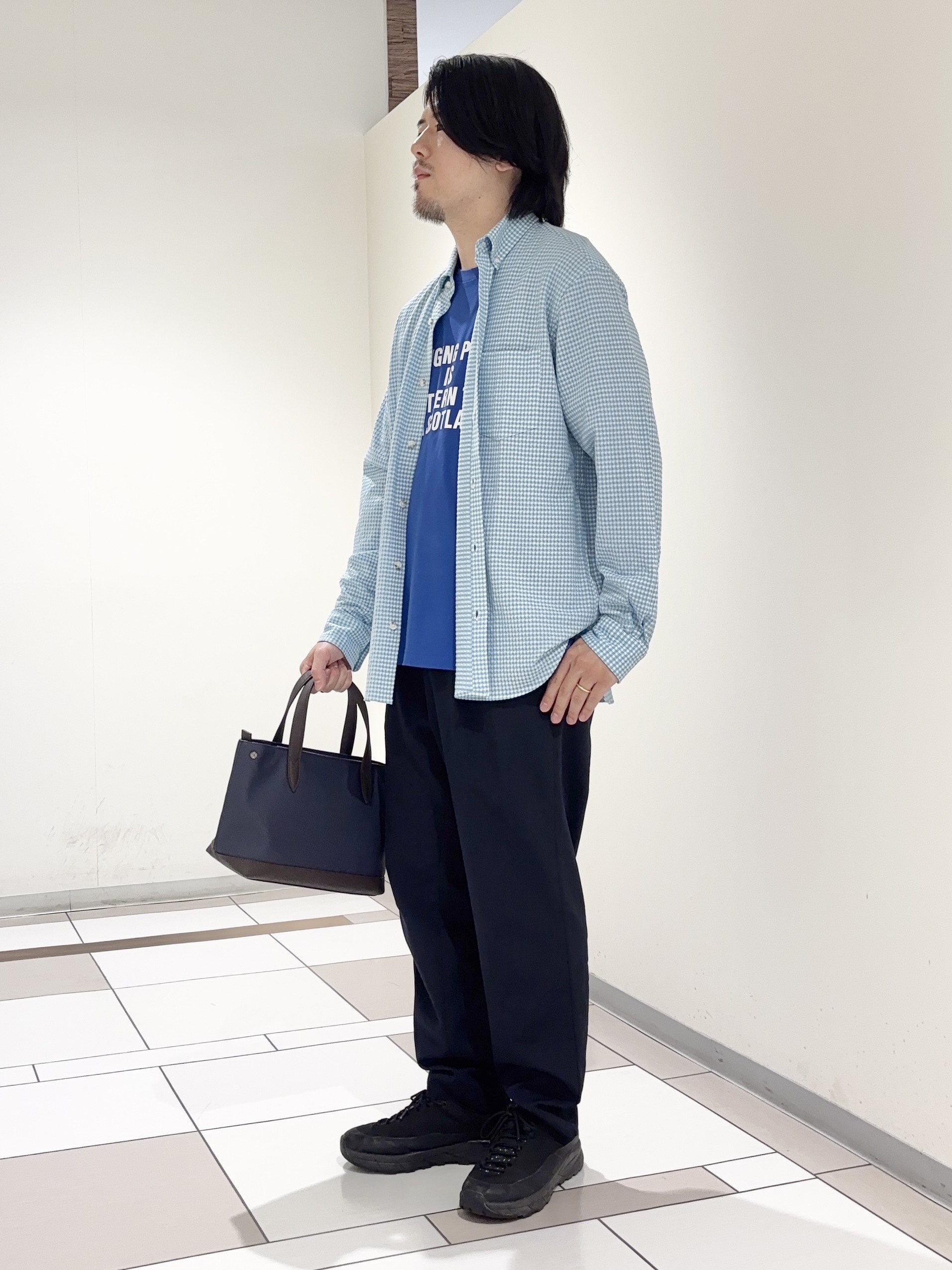 及川さんの「TAKEO KIKUCHI｜【抗菌防臭/シーズンレス】シアサッカーギンガムチェック ストレッチシャツ」を使ったコーディネート