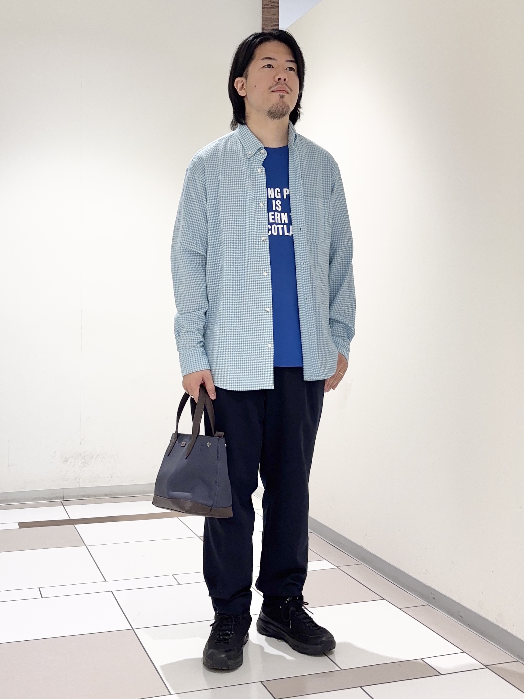 及川さんの「TAKEO KIKUCHI｜【抗菌防臭/シーズンレス】シアサッカーギンガムチェック ストレッチシャツ」を使ったコーディネート
